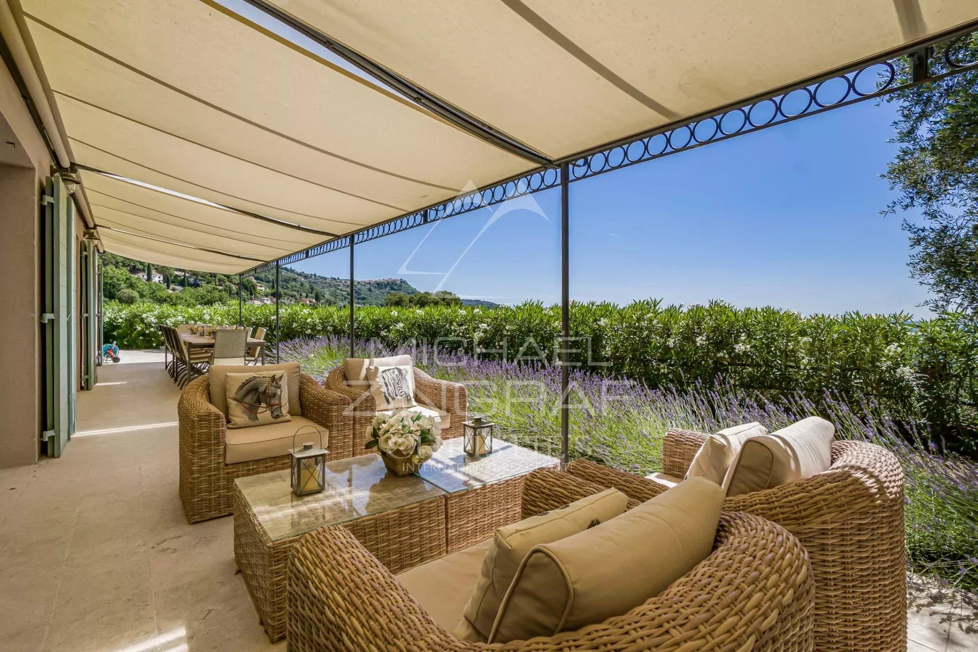 Villa familiale avec vue panoramique dans un domaine résidentiel