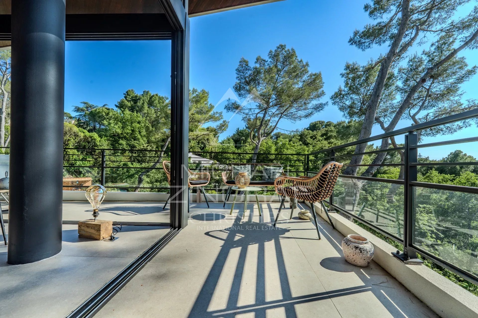 Mougins - Villa d'architecte située dans un domaine privé aux portes de Cannes