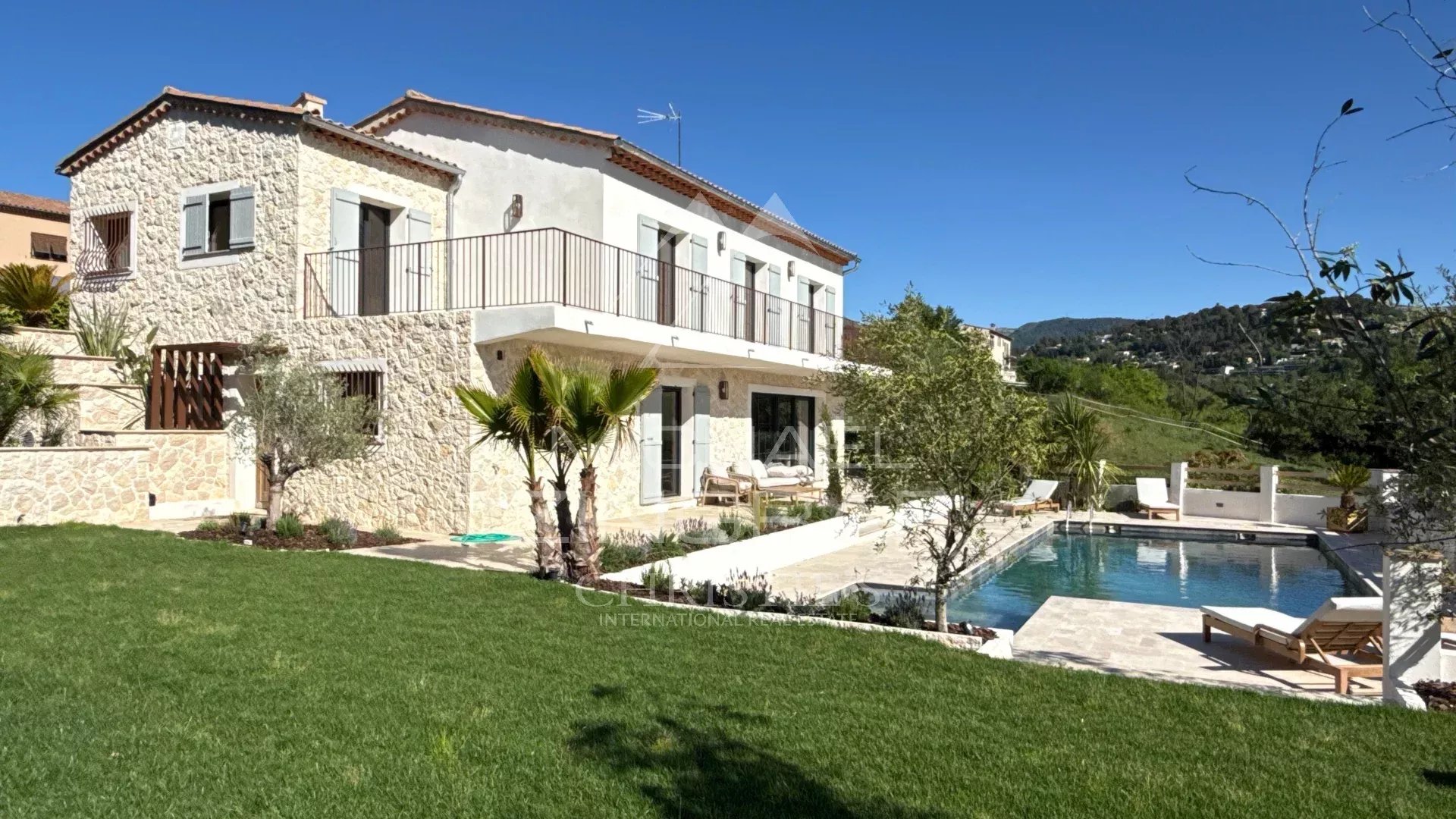 Panoramablick auf das Dorf Saint-Paul-de-Vence