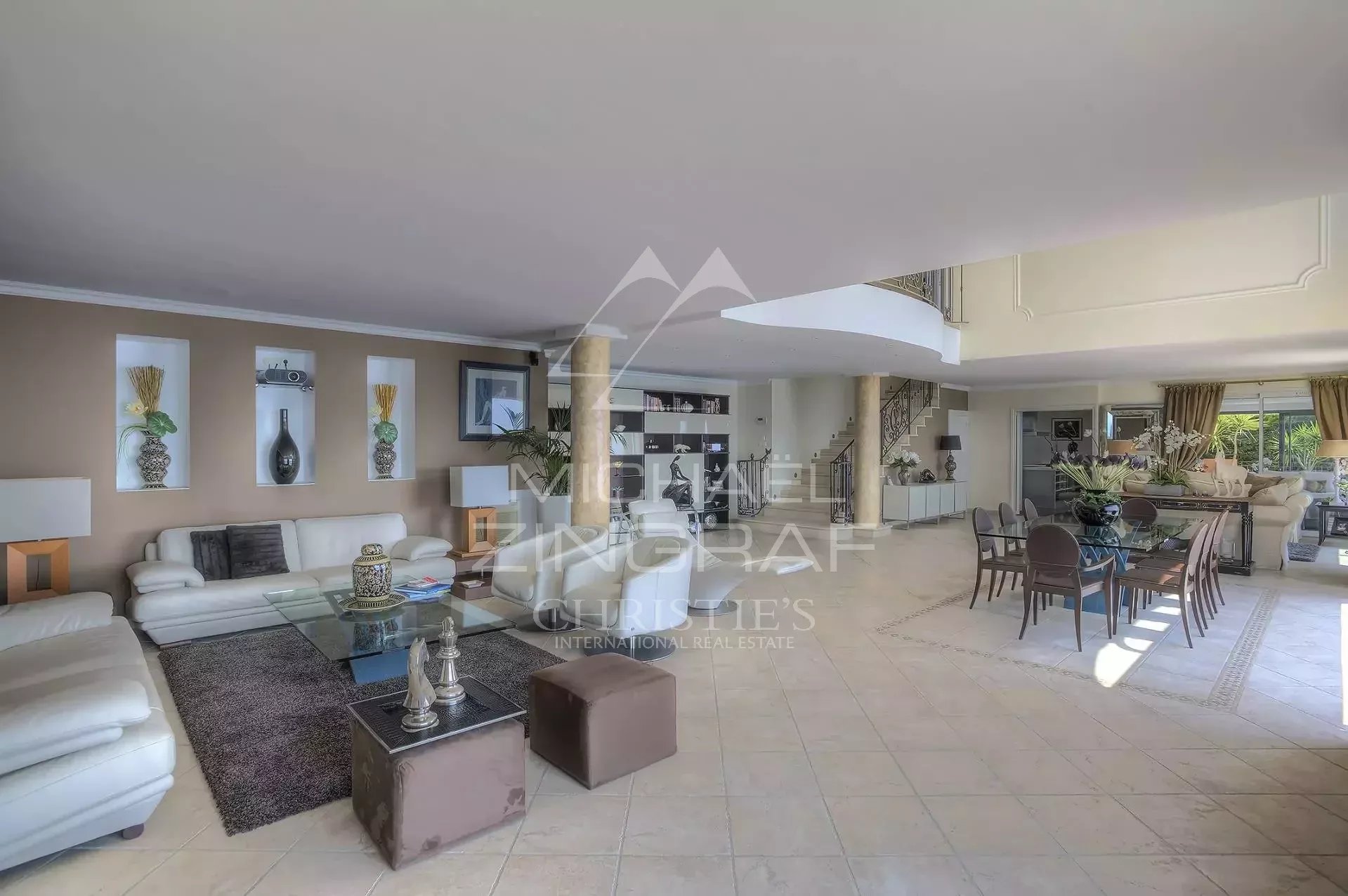 EXKLUSIV IM GEMEINSCHAFTSAUFTRAG – VILLA MIT MEERBLICK ZWISCHEN SAINT-RAPHAËL UND CANNES