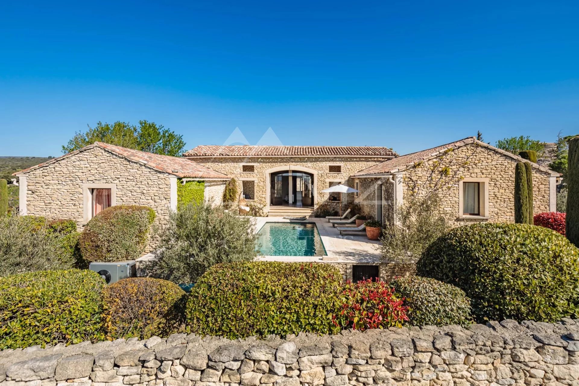 Gordes - Lovely stone built villa with heated pool