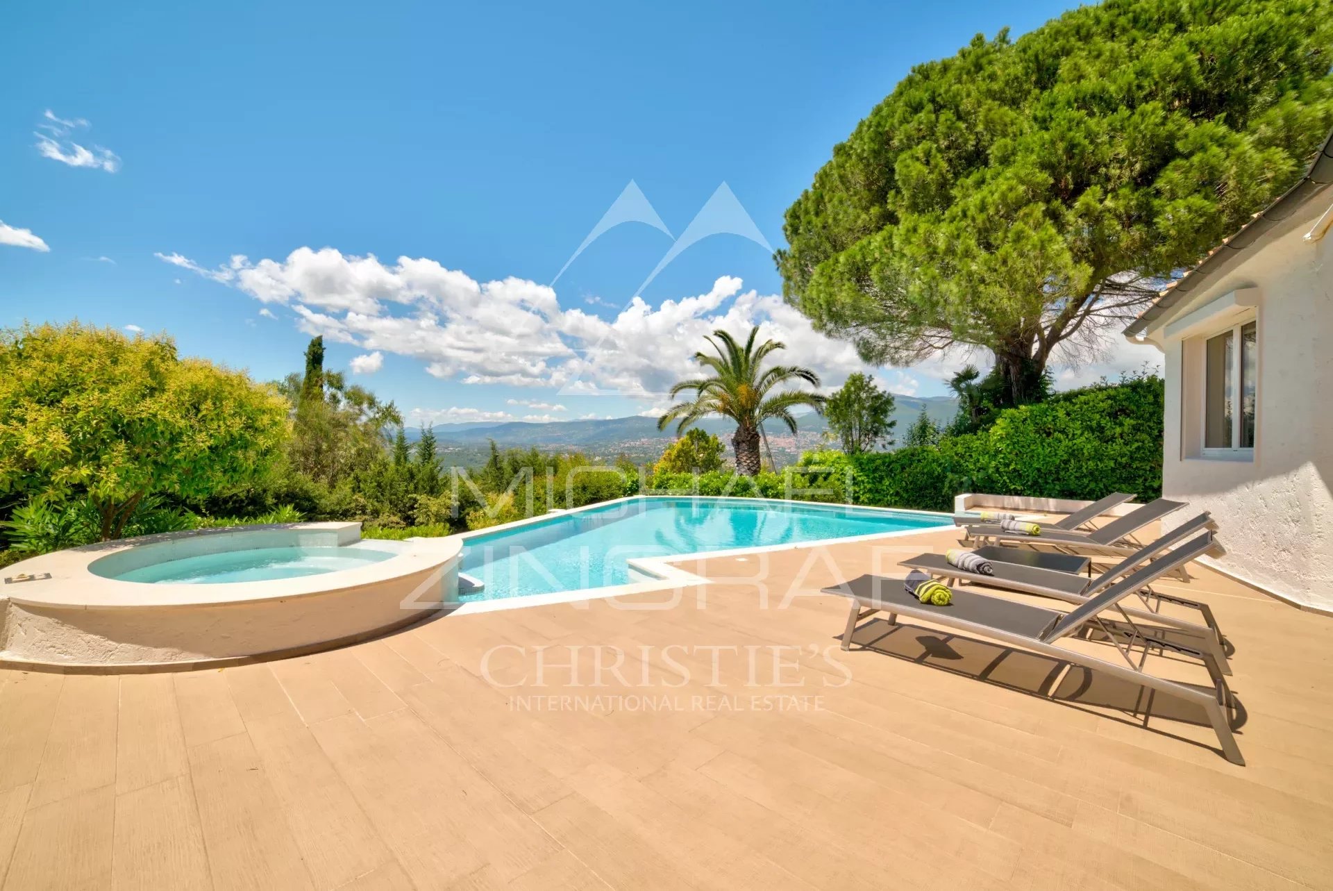 Close to Mougins - Spendid villa in gated domain