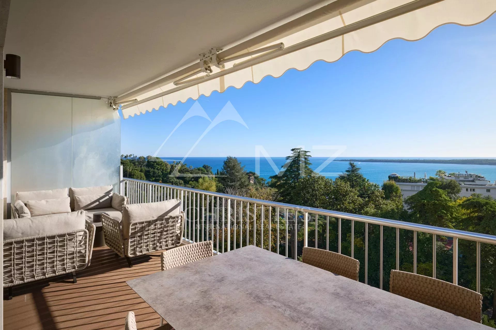 EXCLUSIVITE: Superbe appartement contemporain à la vue mer époustouflante