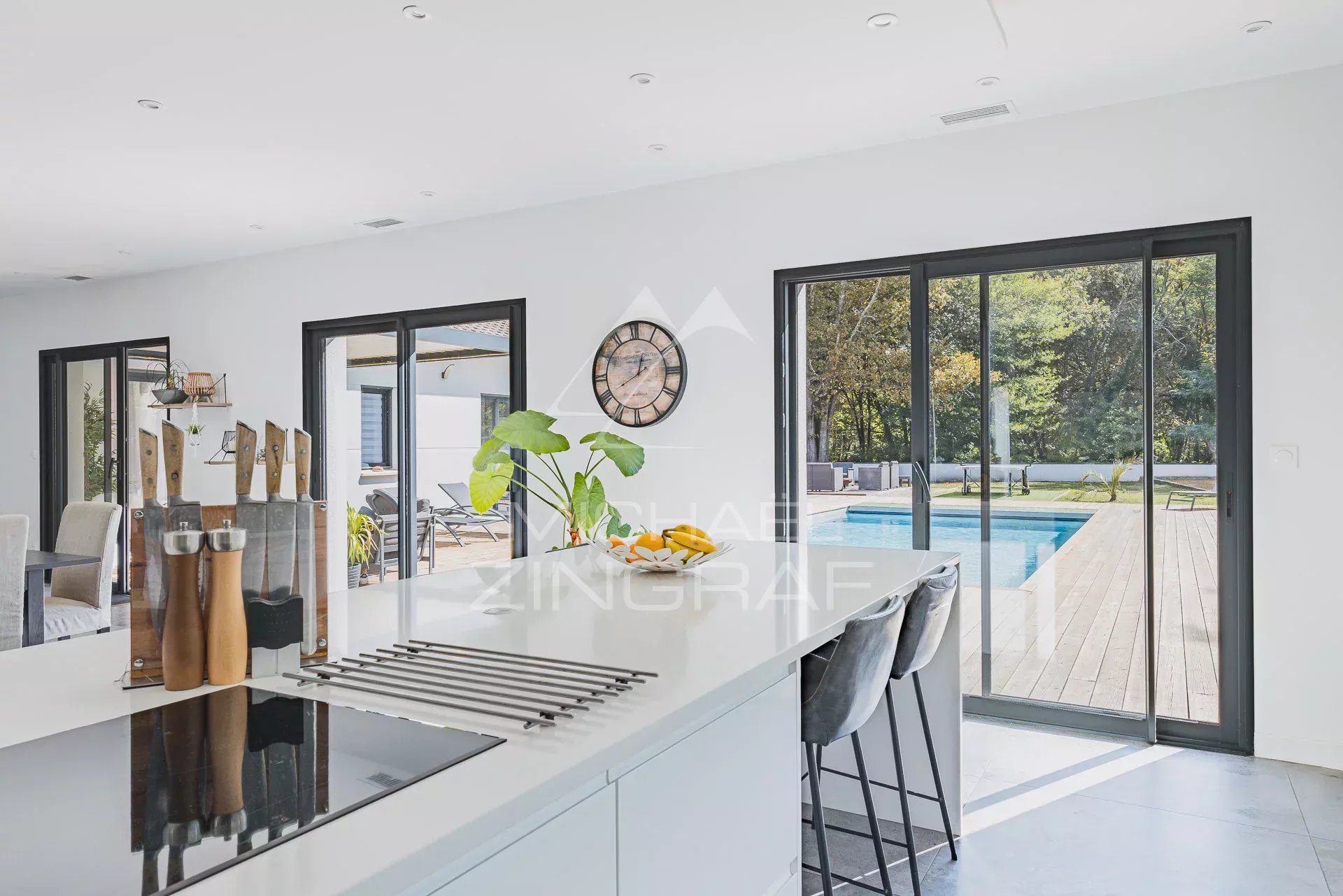 Villa et maison d’amis sur 2 300 m² de terrain