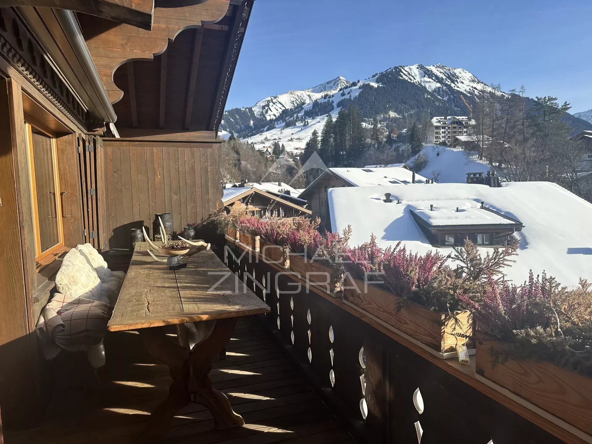 Attique contemporain avec 3 chambres à coucher au coeur de Gstaad