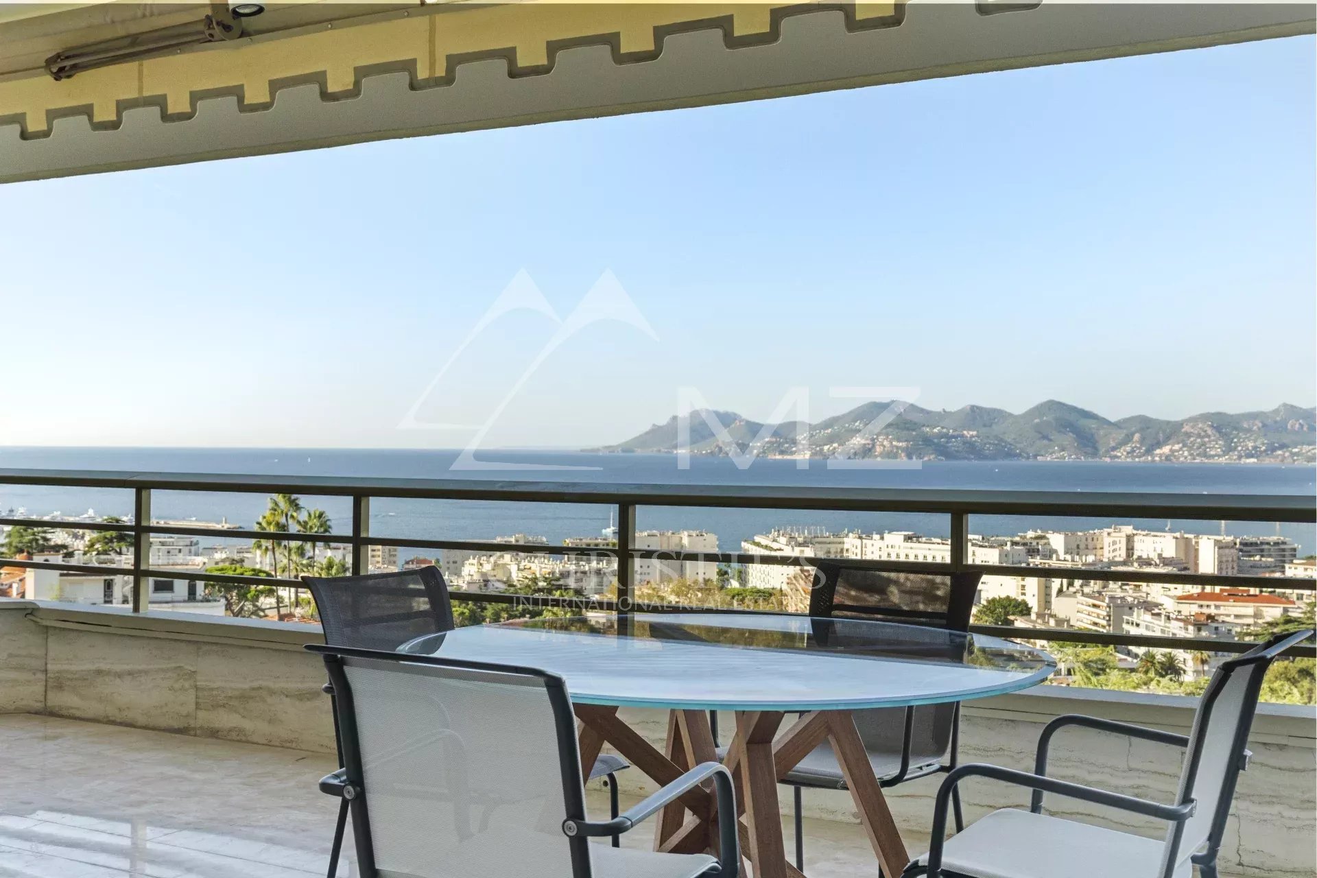 Hervorragende 4-Zimmer-Wohnung in einer prestigeträchtigen Residenz