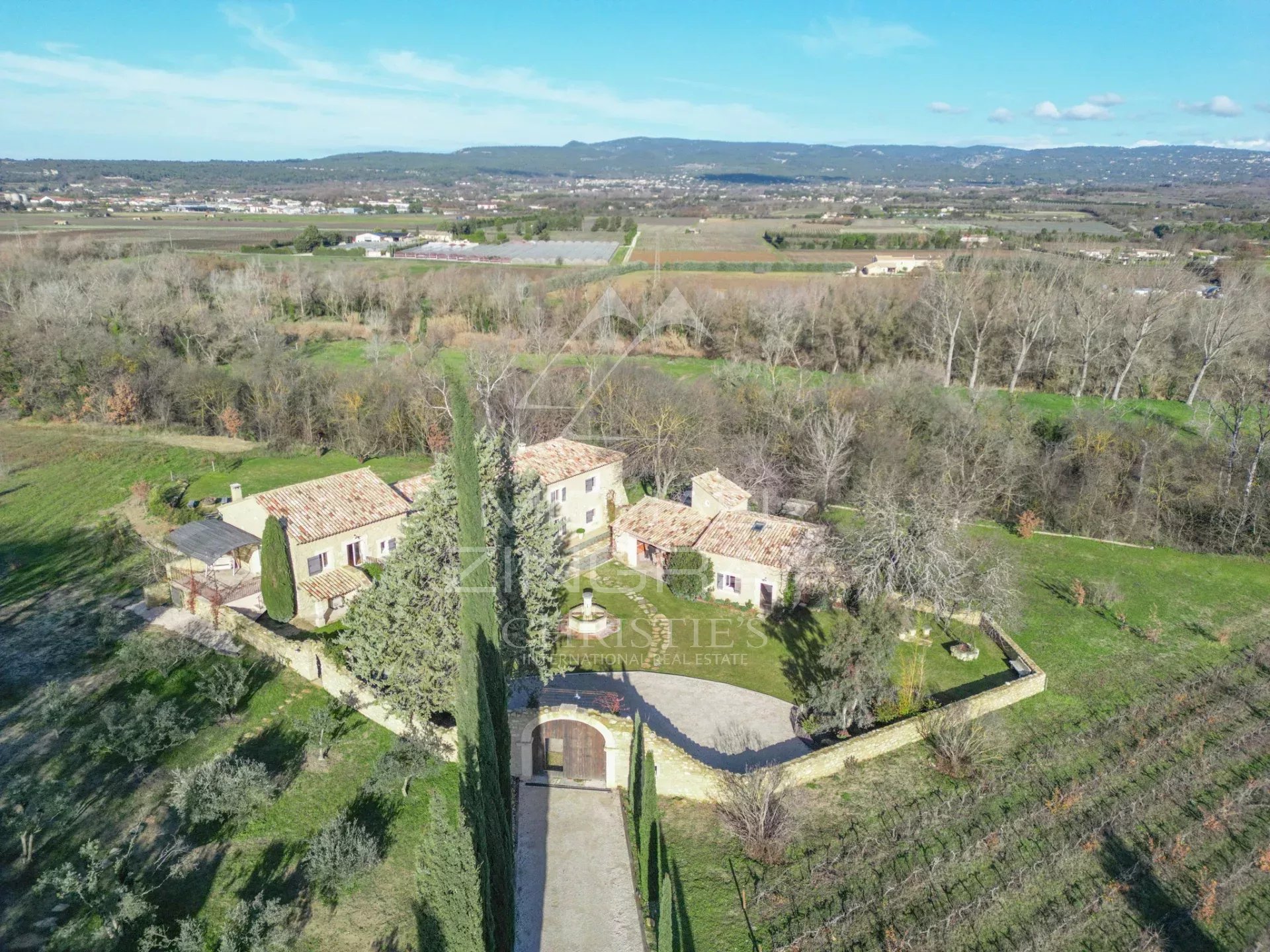 Außergewöhnliches, komplett renoviertes Landhaus auf einem 2,6 ha großen Grundstück mit Swimmingpool.