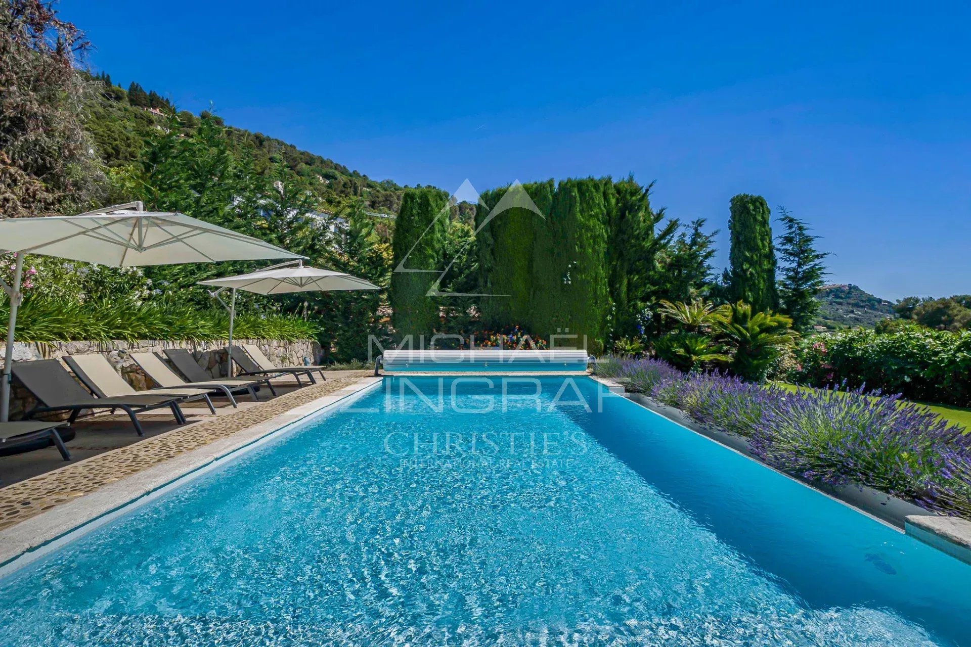 Villa familiale avec vue panoramique dans un domaine résidentiel