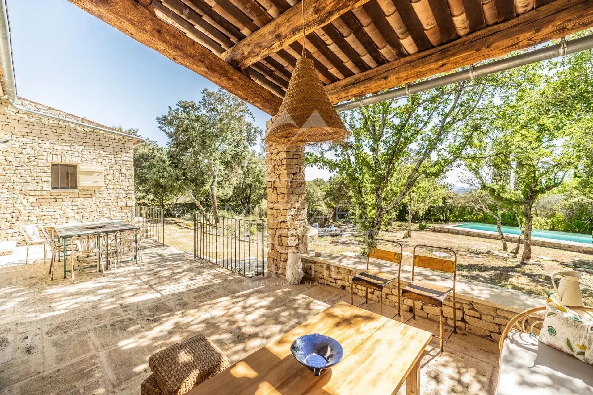 Gordes - Maison en pierre rénovée avec piscine proche du village
