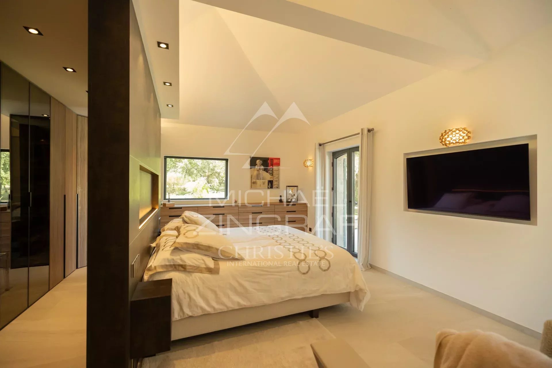 Außergewöhnliches Anwesen in der Nähe von L’Isle-sur-la-Sorgue, inmitten eines 15 Hektar großen, umzäunten Parks mit Baumbestand