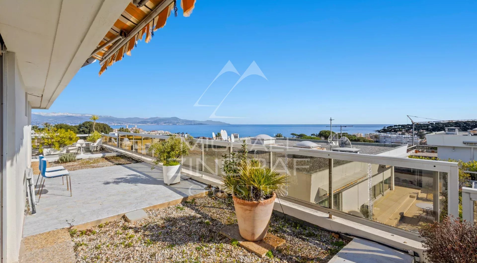 JUAN-LES-PINS – Rostagne : Villa sur le toit avec vue mer panoramique