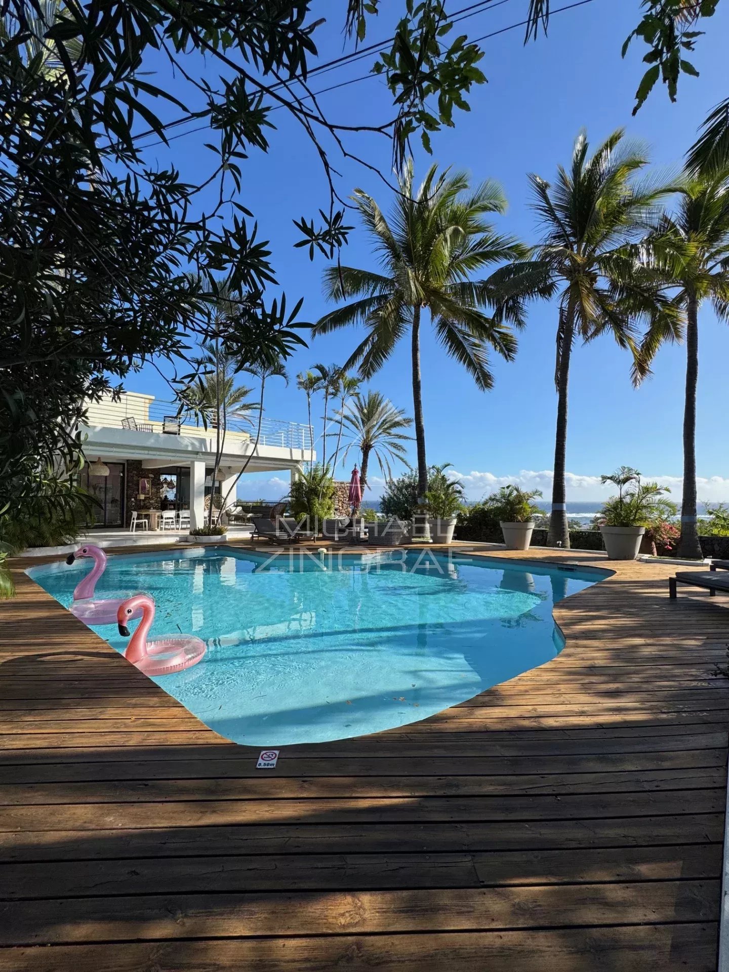 Prestigevilla mit unabhängigen Studios und außergewöhnlichem Ausblick