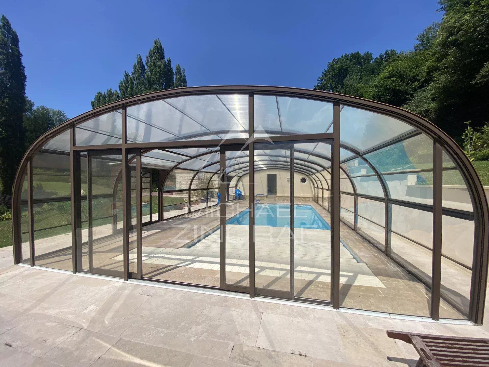 Propriété normande contemporaine avec piscine