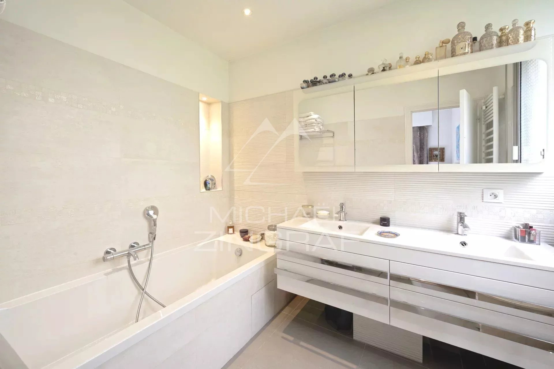 A VENDRE VIAGER SANS RENTE - 3 Chambres - Parfait état - Clair