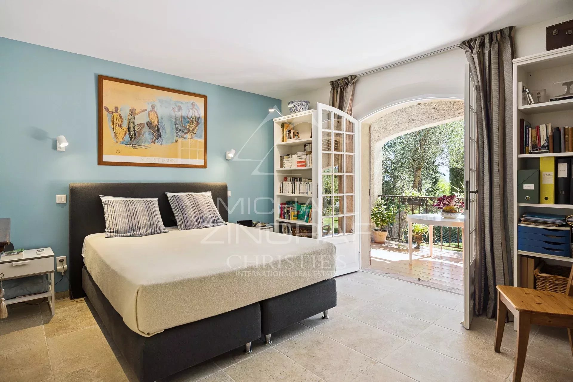 Charming villa with an open view and four suites