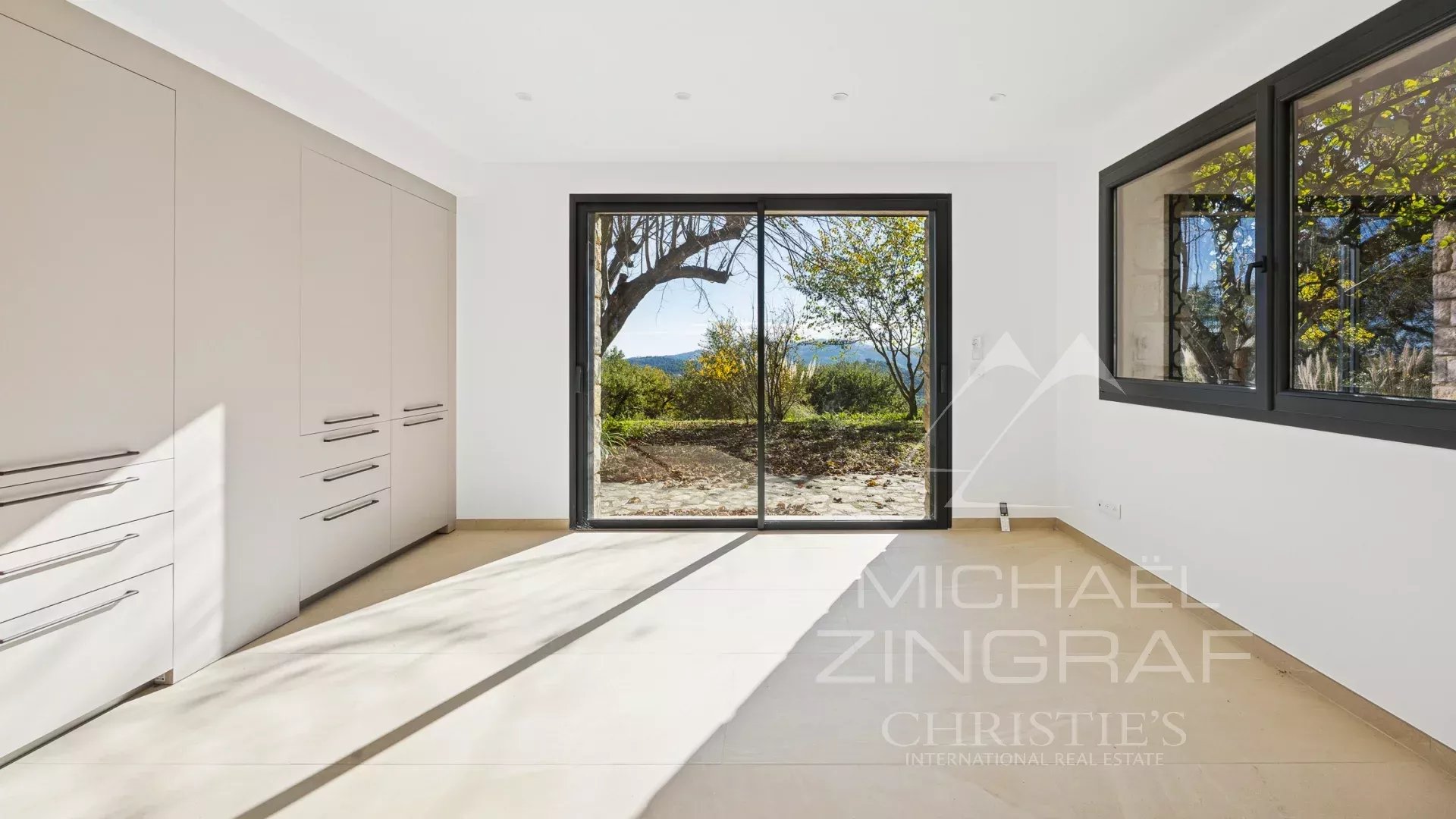 Villa Contemporaine Rénovée au Cœur de l’Arrière-Pays Cannois