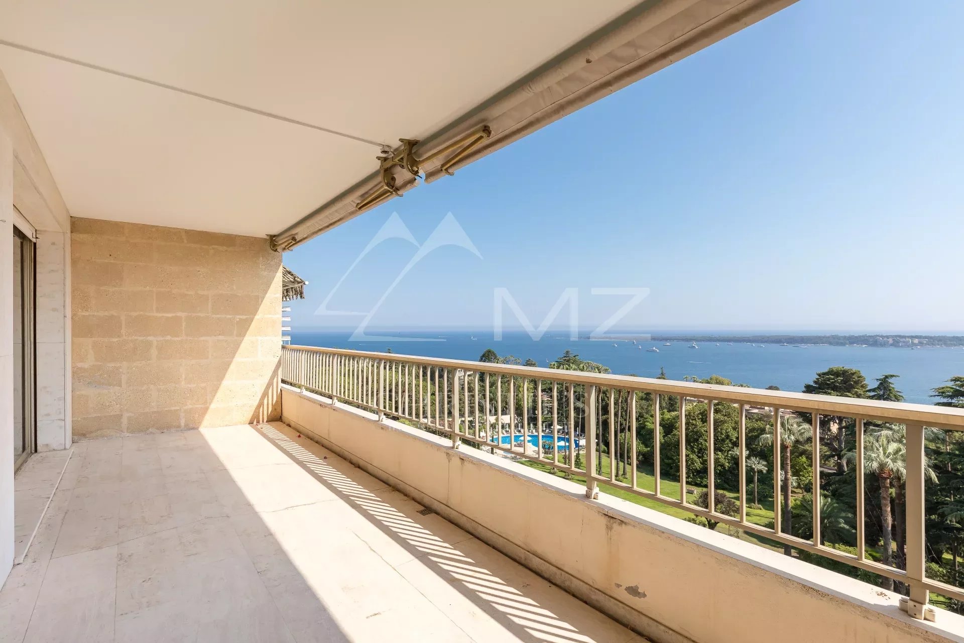 Opportunity-Apartment with sea view in  prestigious residence