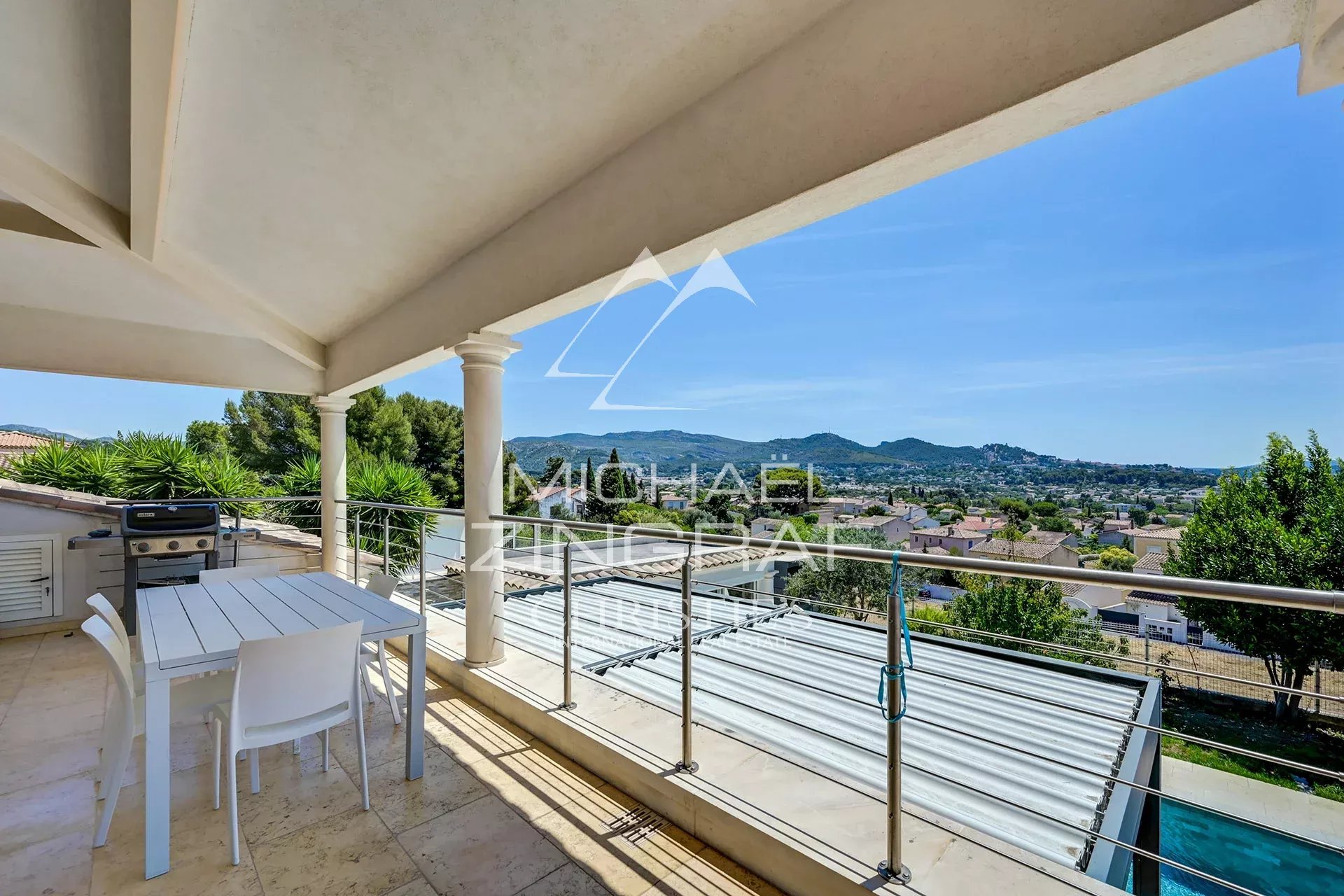 PLAN-DE-CUQUES, Maison familiale avec vue panoramique et piscine