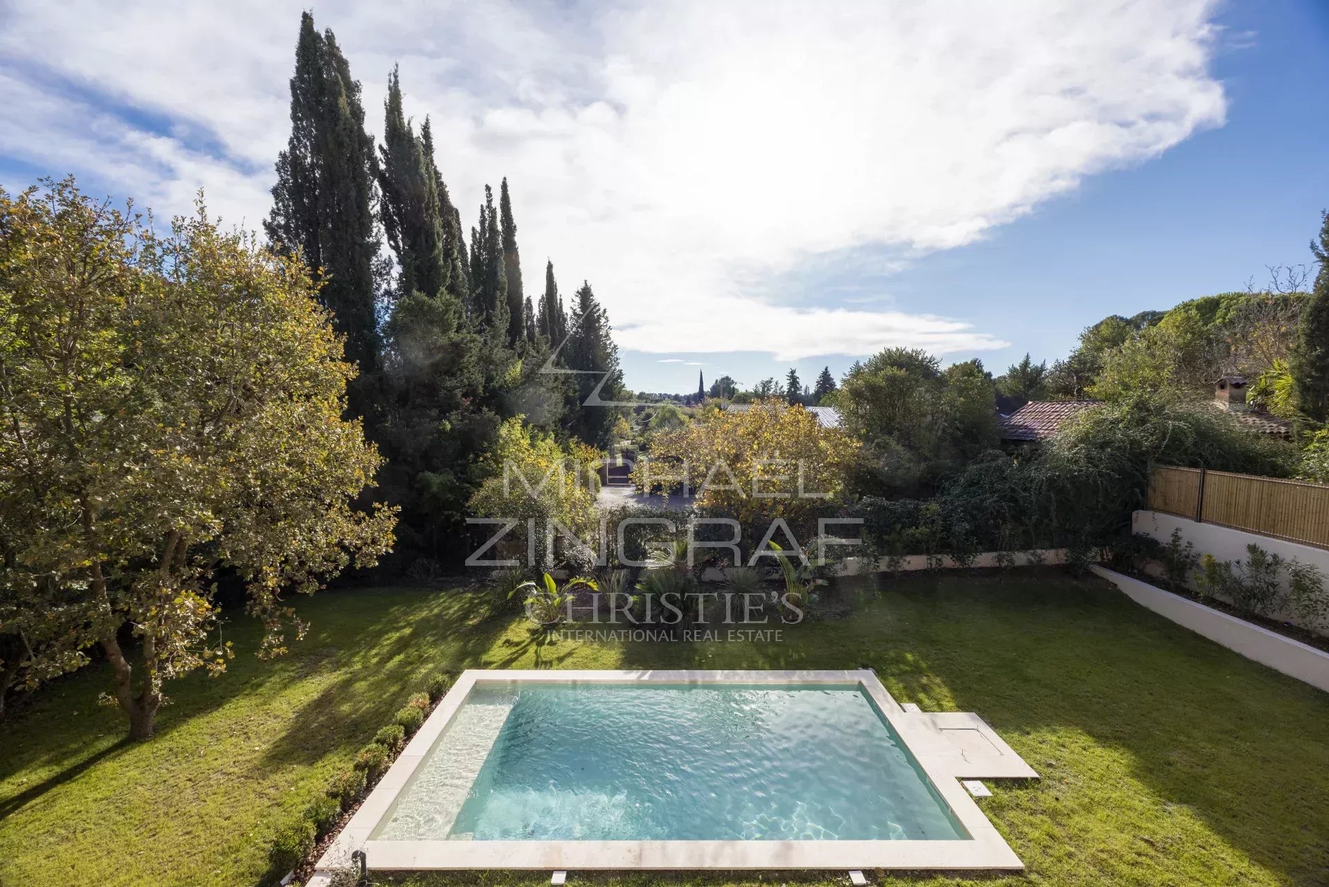 Contemporary villa in a quiet gated domain