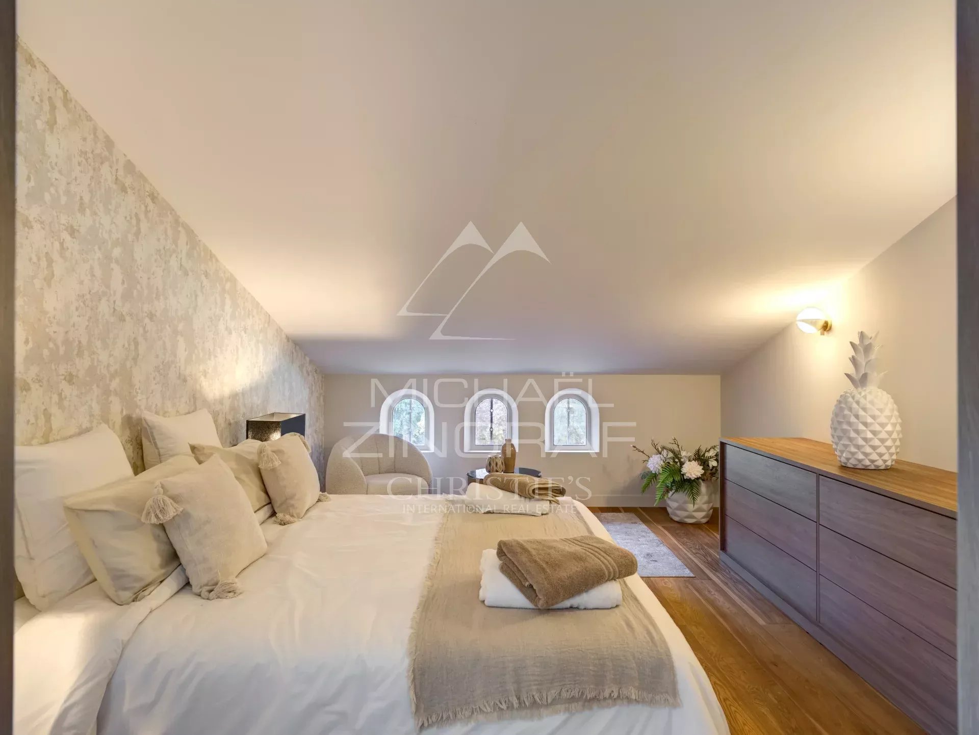 Gorgeous and renovated villa located in green and residential environment - 5 bedrooms