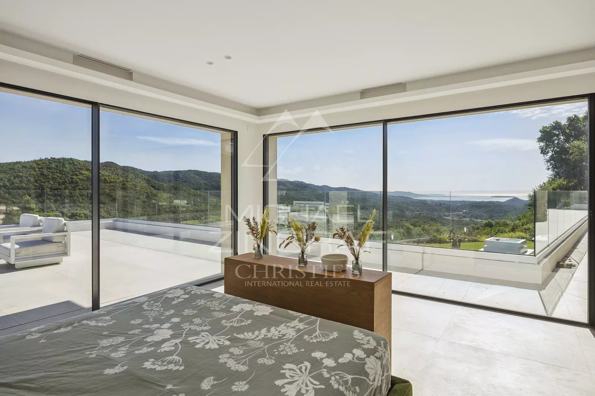 Contemporary villa - Near Cannes -  Private Domain