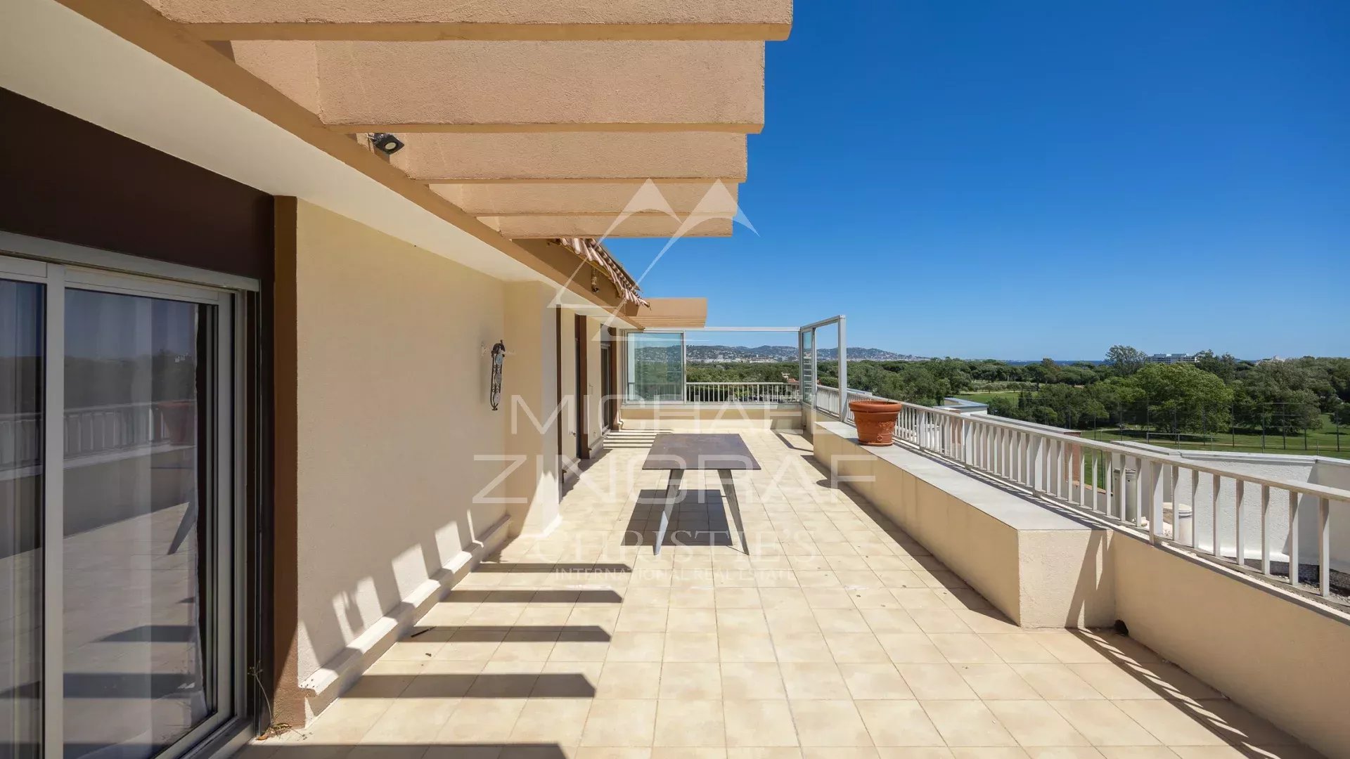 SEA VIEW APARTMENT IN THE HEART OF TOWN