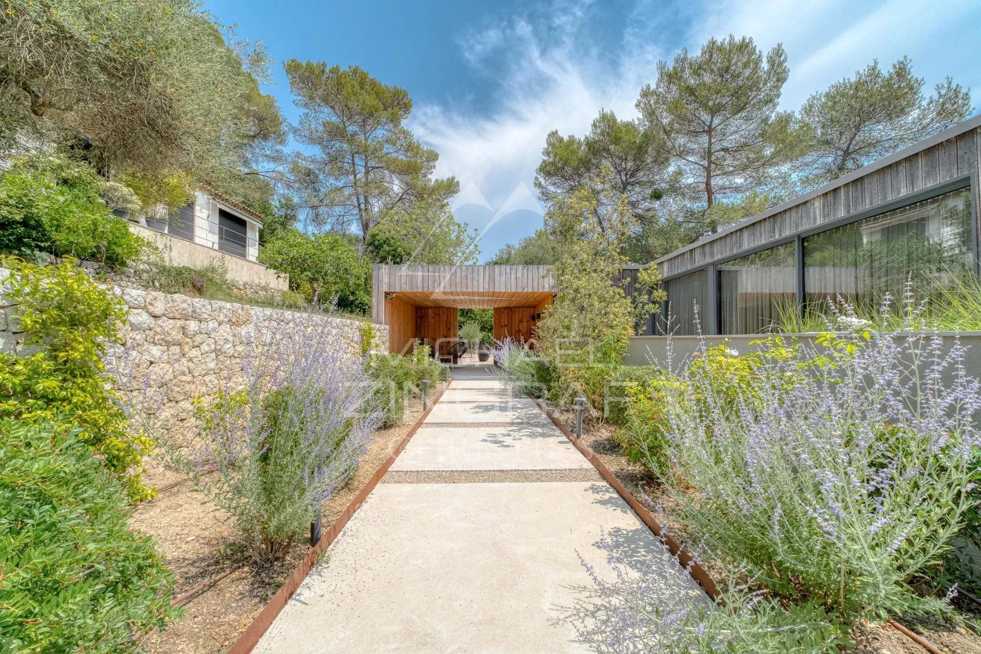 Valbonne – Moderne Villa inmitten einer grünen Oase