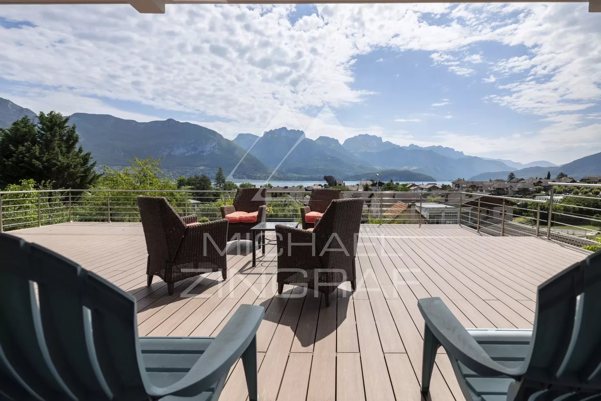 Contemporary villa with panoramic view of Lake Annecy