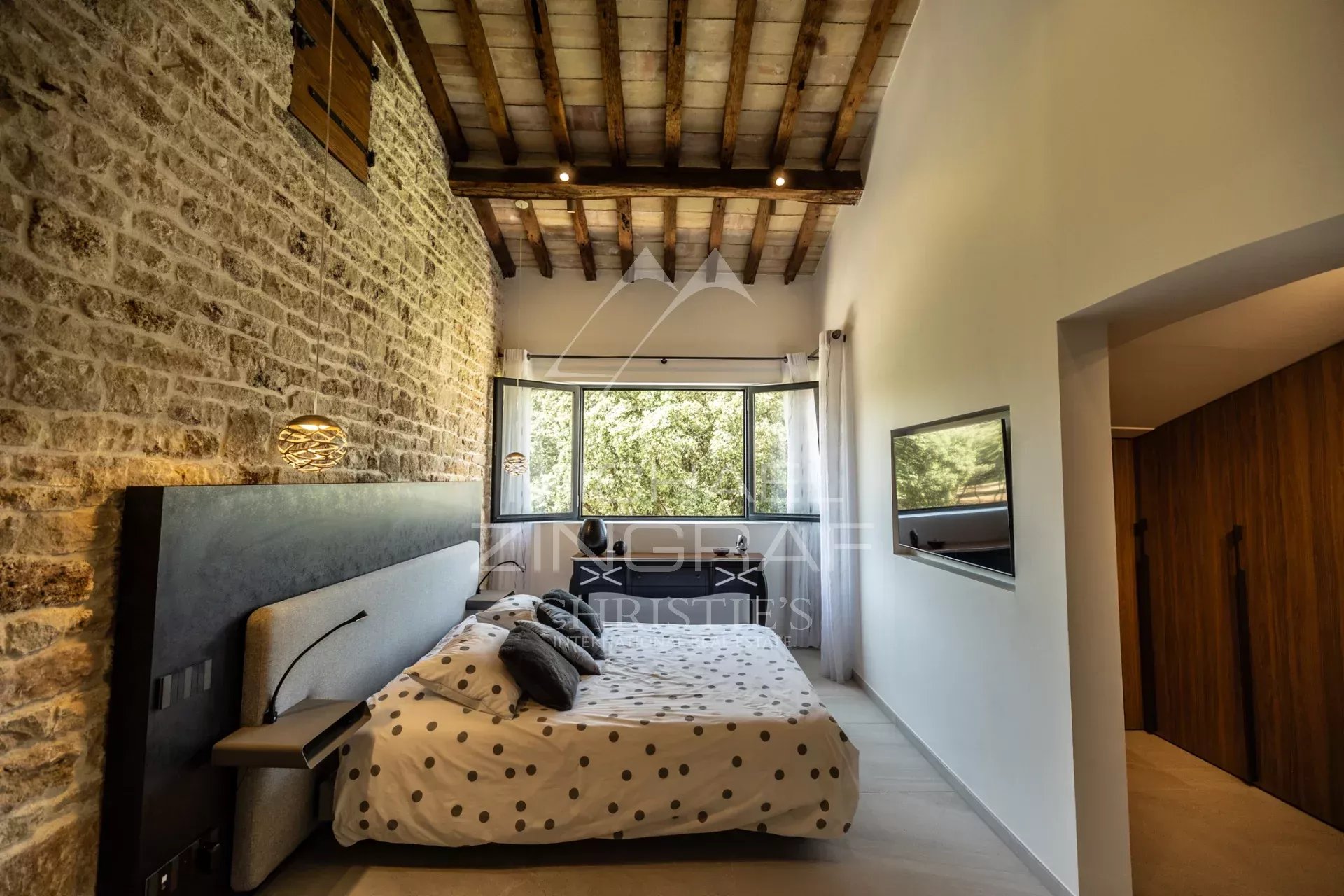 Außergewöhnliches Anwesen in der Nähe von L’Isle-sur-la-Sorgue, inmitten eines 15 Hektar großen, umzäunten Parks mit Baumbestand