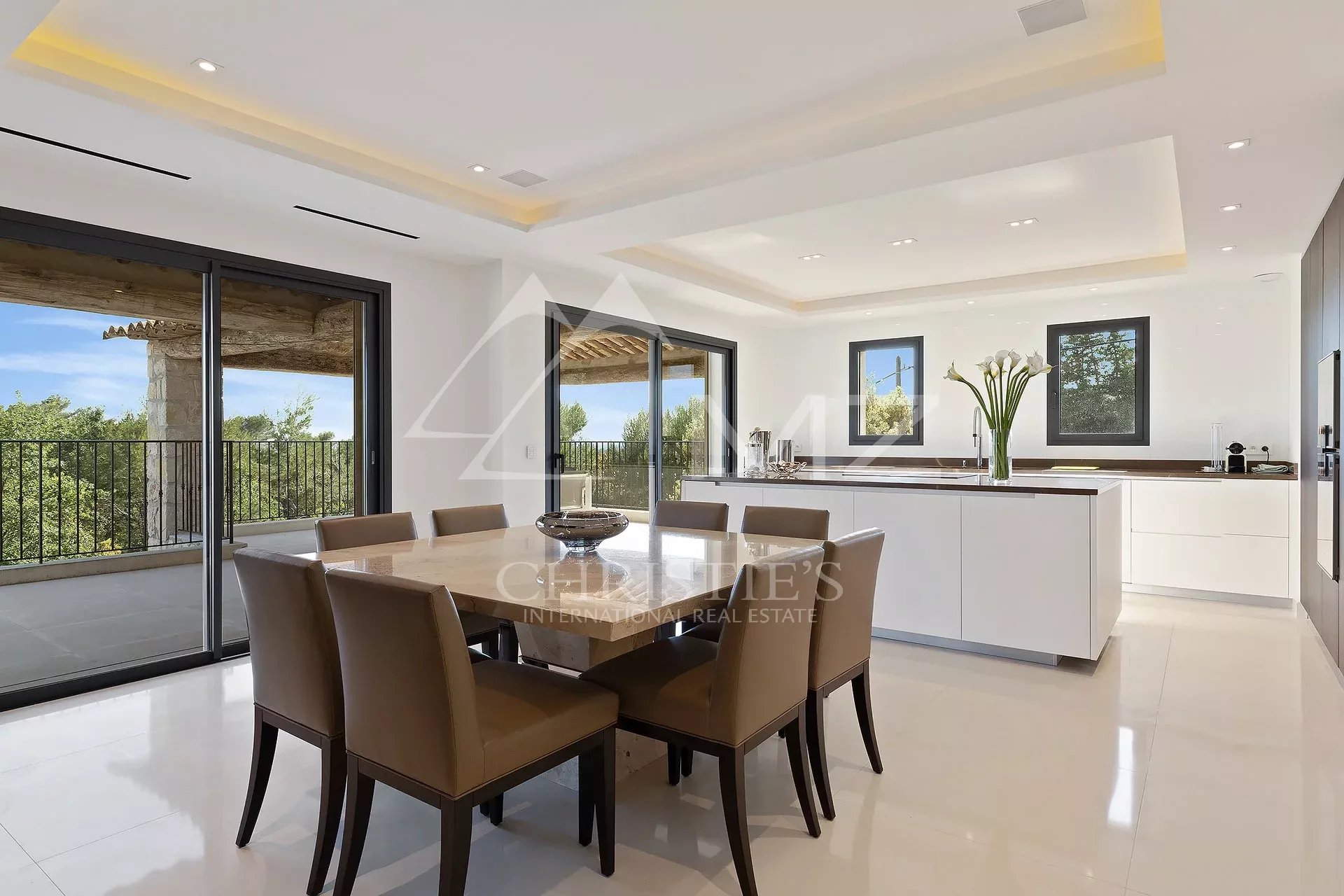 Close to Saint-Paul de Vence - Luxurious Villa within a closed domain