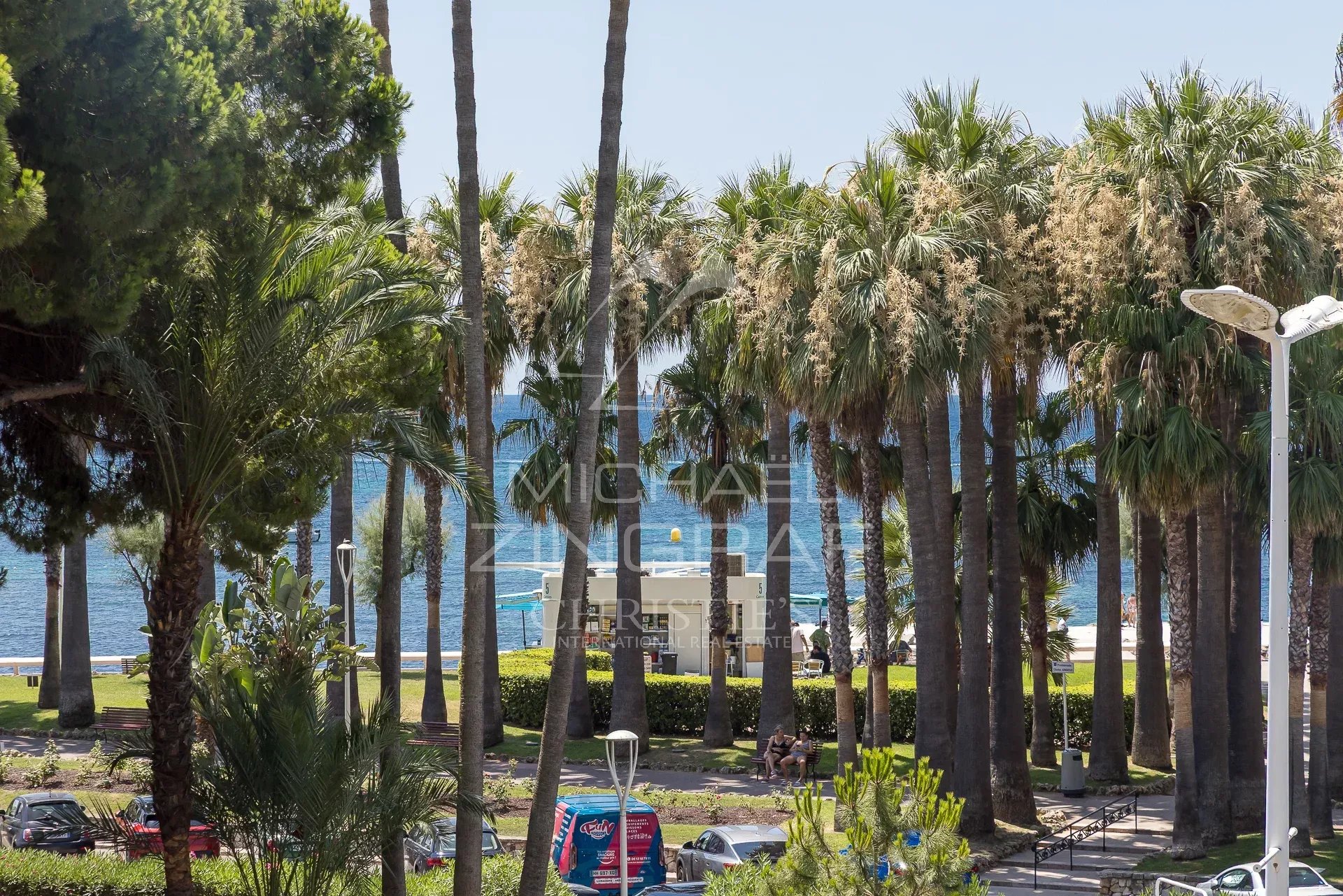 Cannes – Croisette – 2 pièces à rafraîchir avec terrasse face à la mer