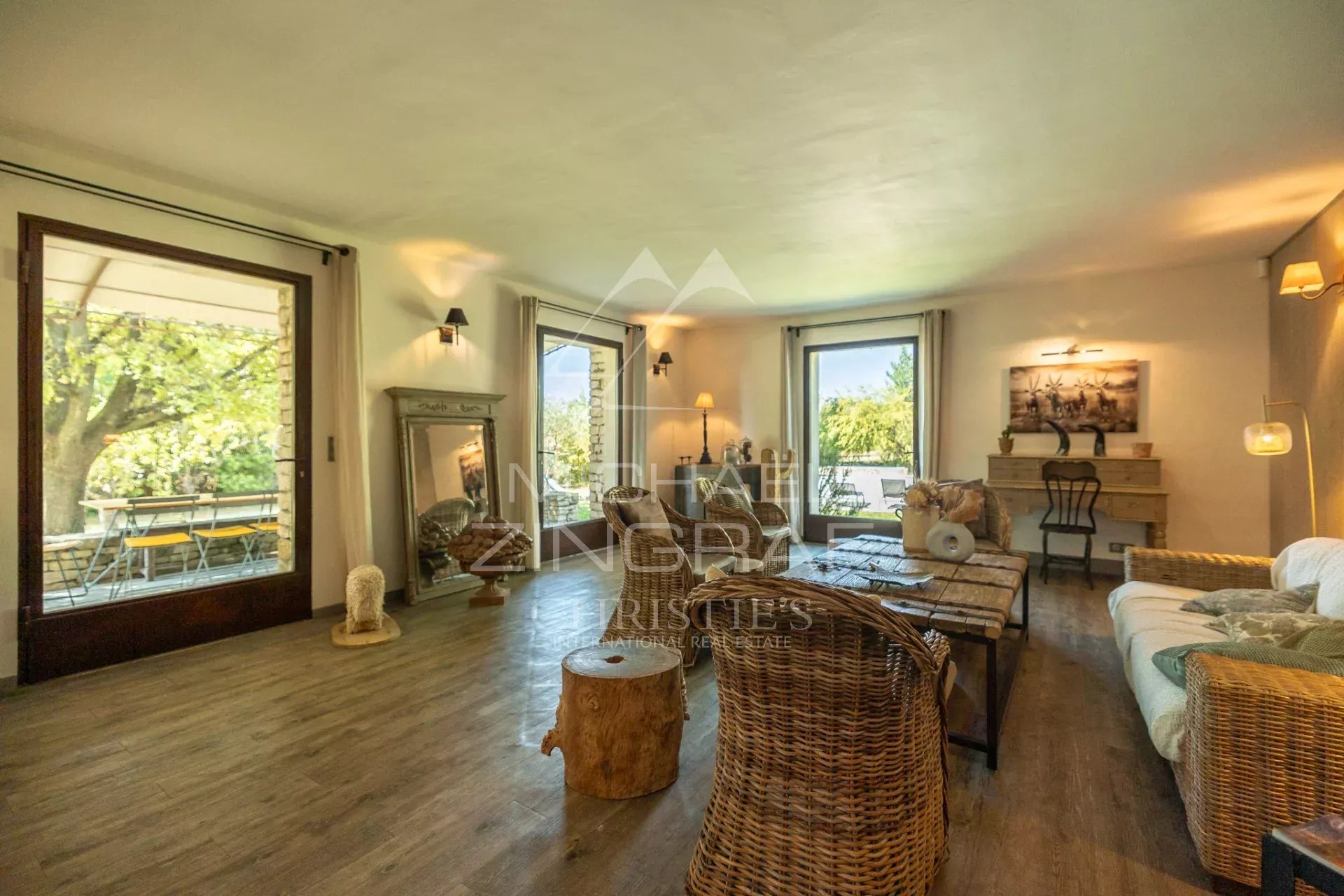 Gordes - Superbe villa en pierres avec vues sur un terrain constructible.