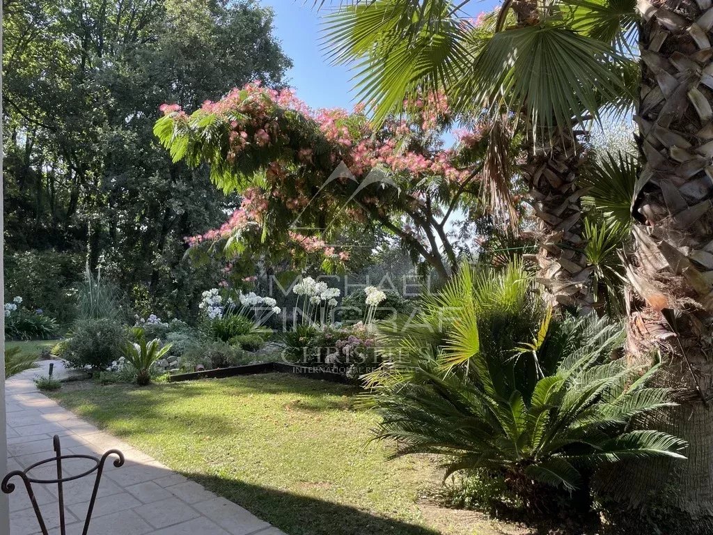 VCharming villa in a green setting with panoramic views