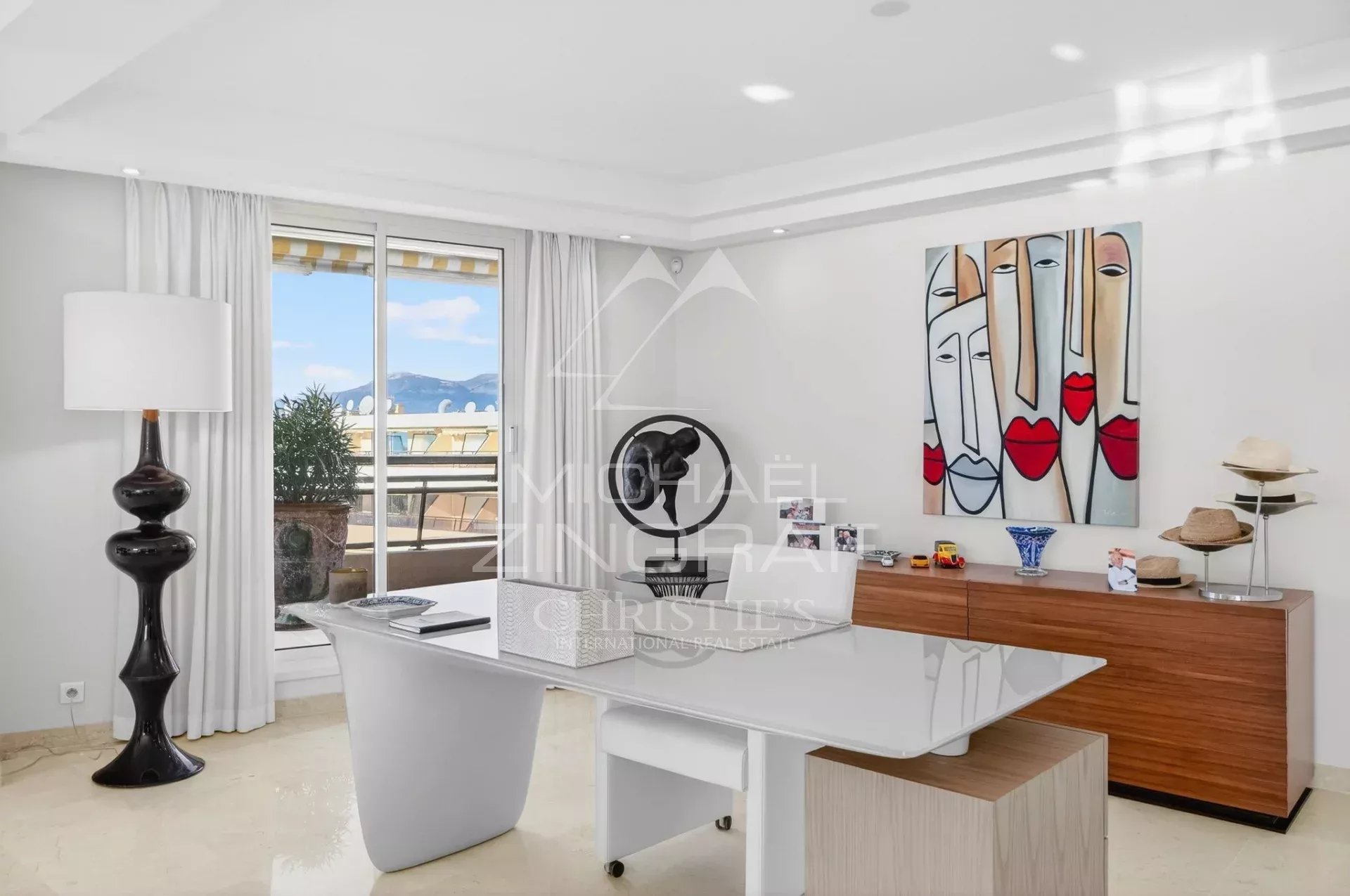 Proche Nice - Penthouse d’exception avec piscine privative face à la mer