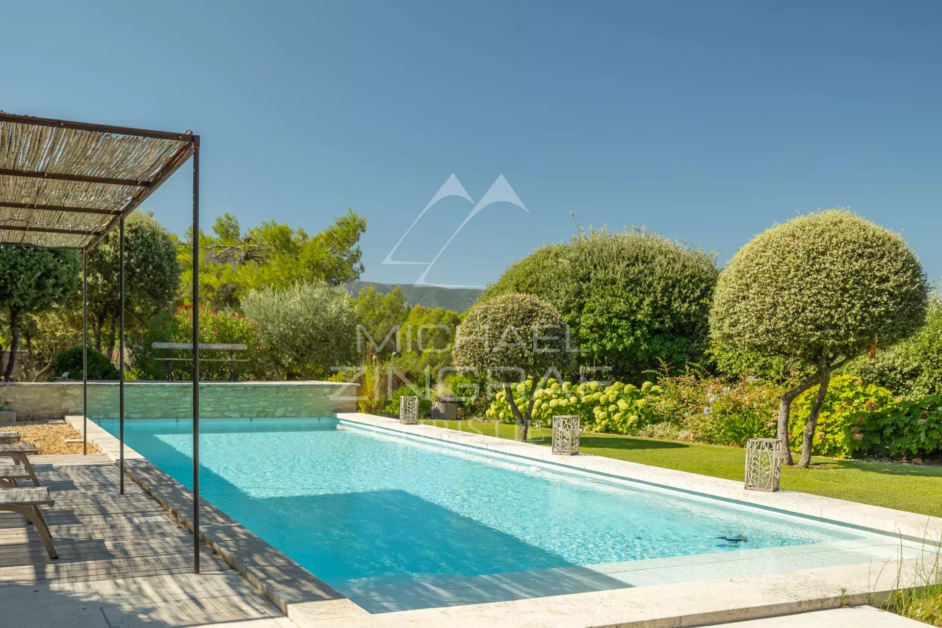 Panoramic views, Provençal elegance, and contemporary comfort with a swimming pool