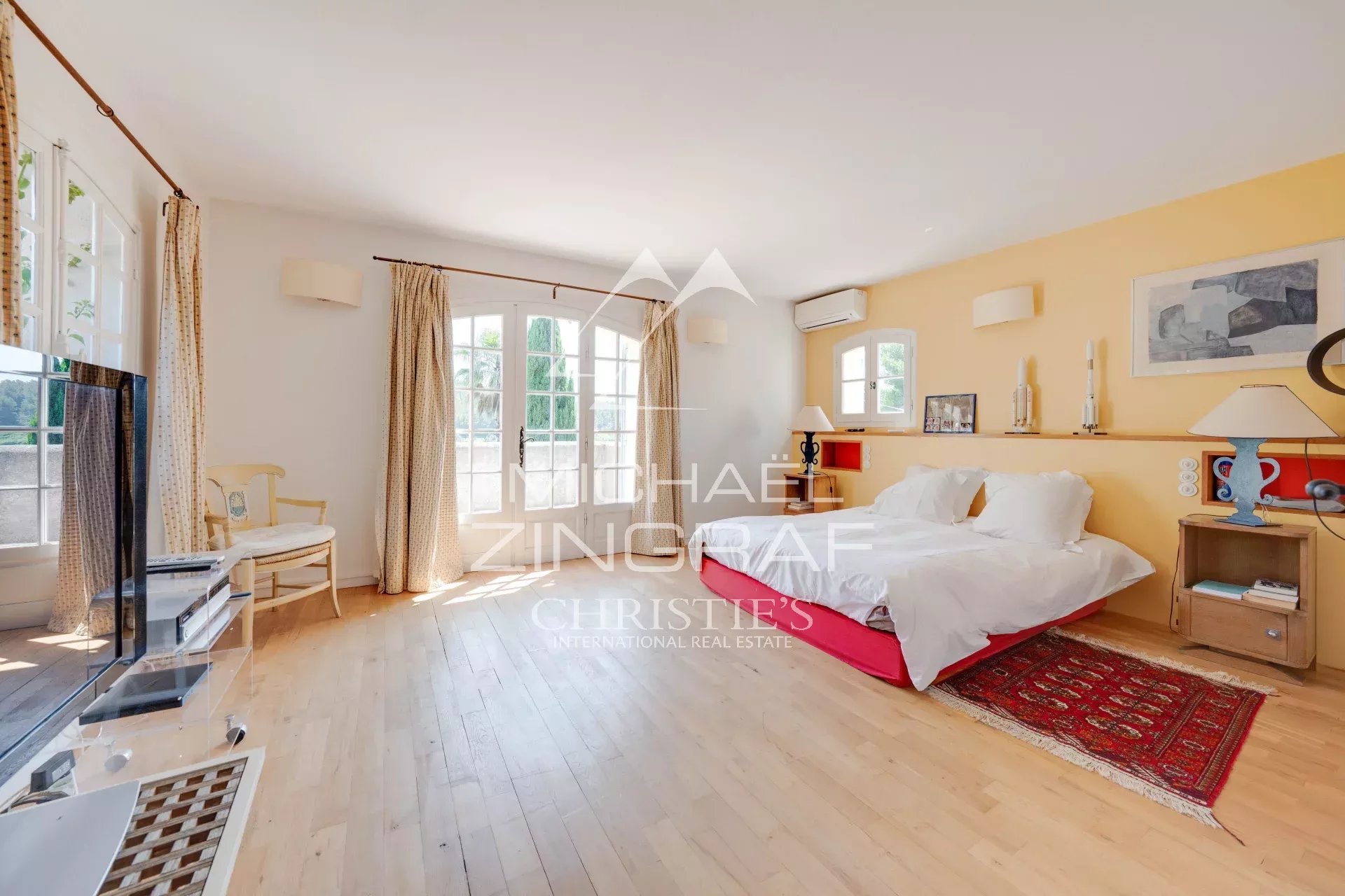 Exklusives Anwesen in St-Cyr-sur-Mer mit Swimmingpool und Tennisplatz