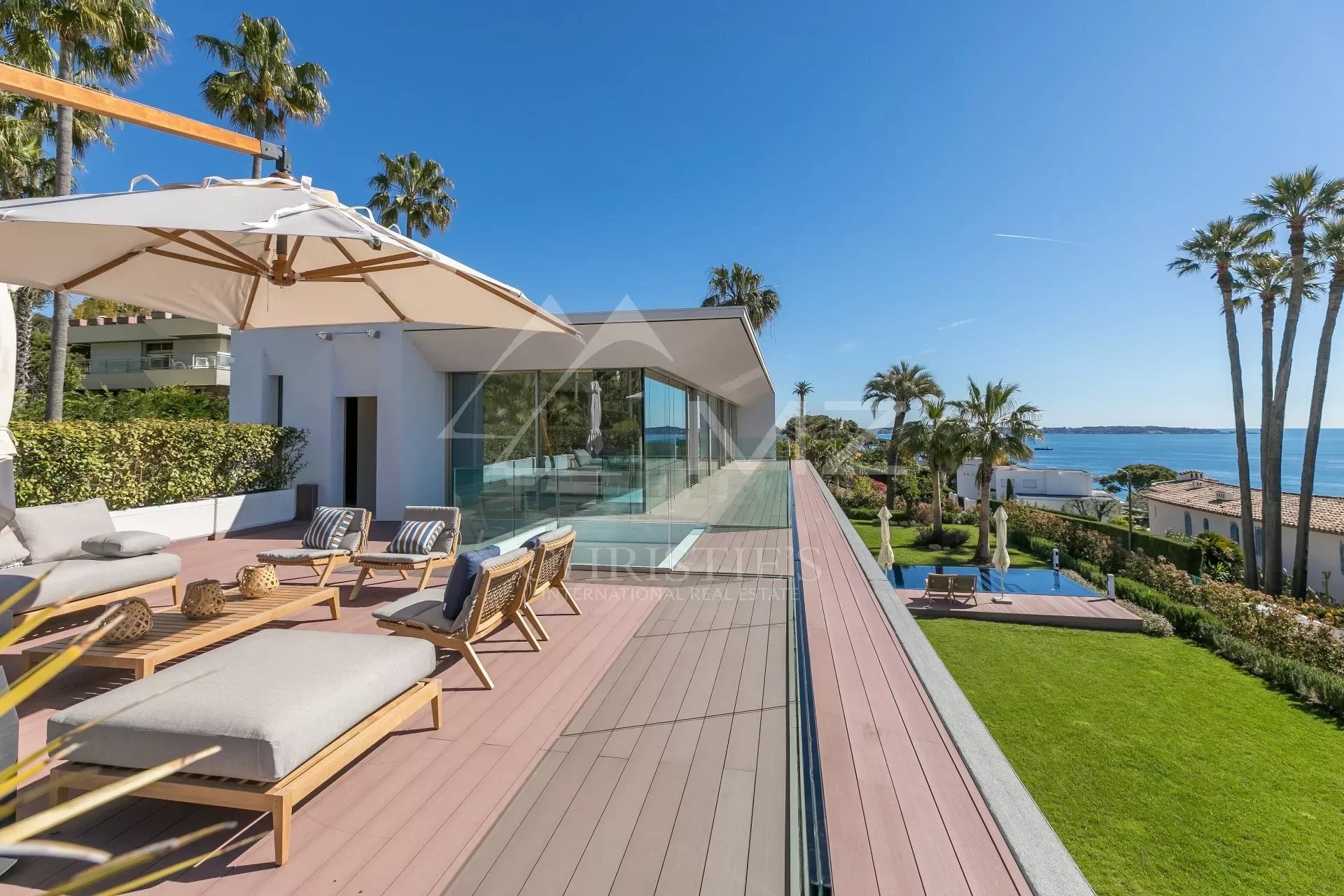 Cannes - Unique propriété surplombant la mer