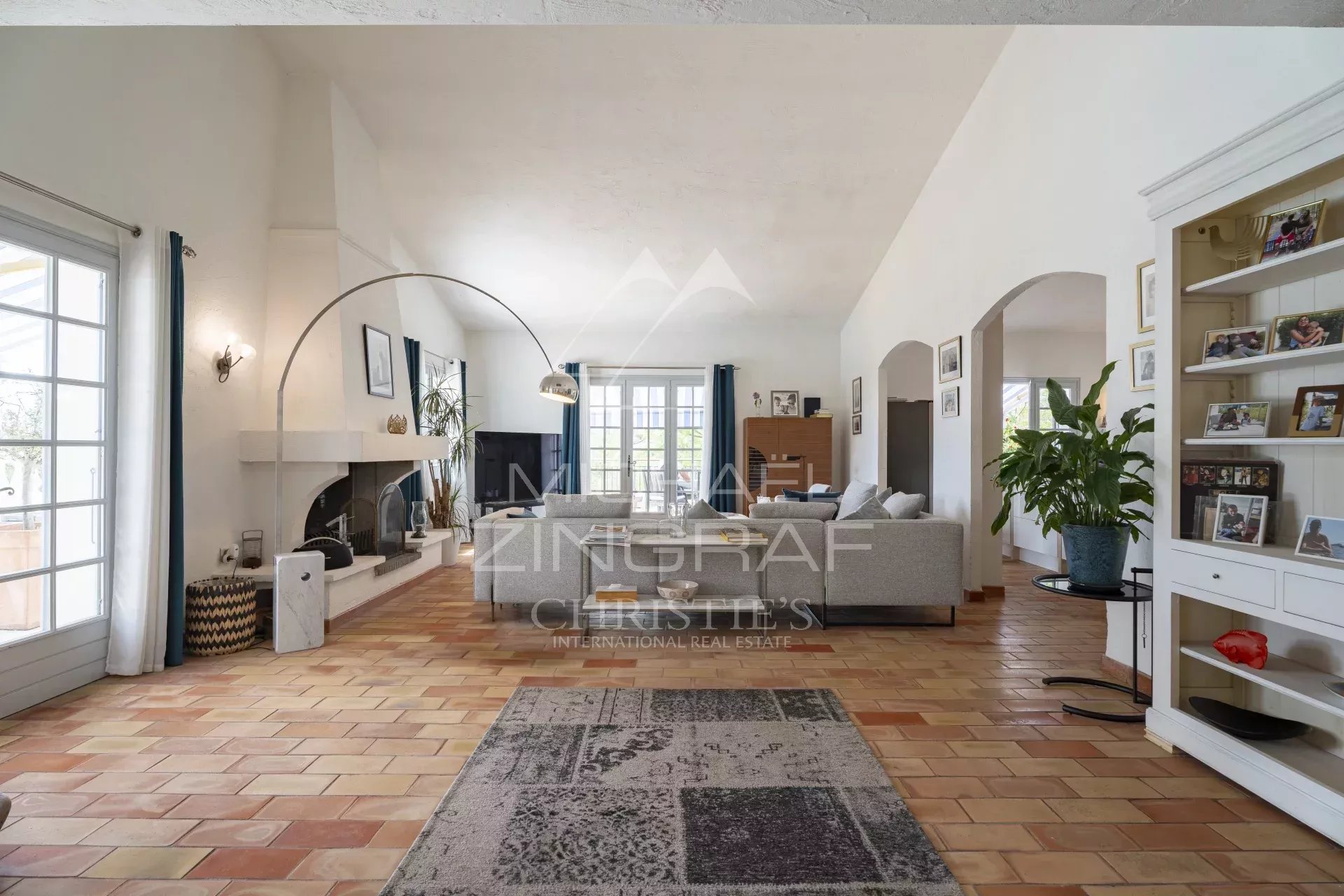 Joint  sale agent : Villa in an elevated position in Mougins