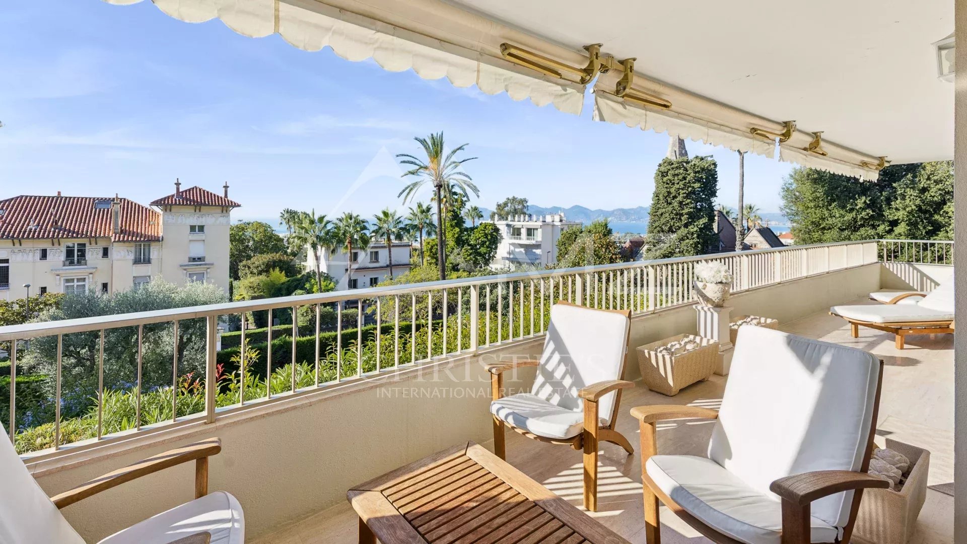 Superb 4-room corner apartment in a luxury residence