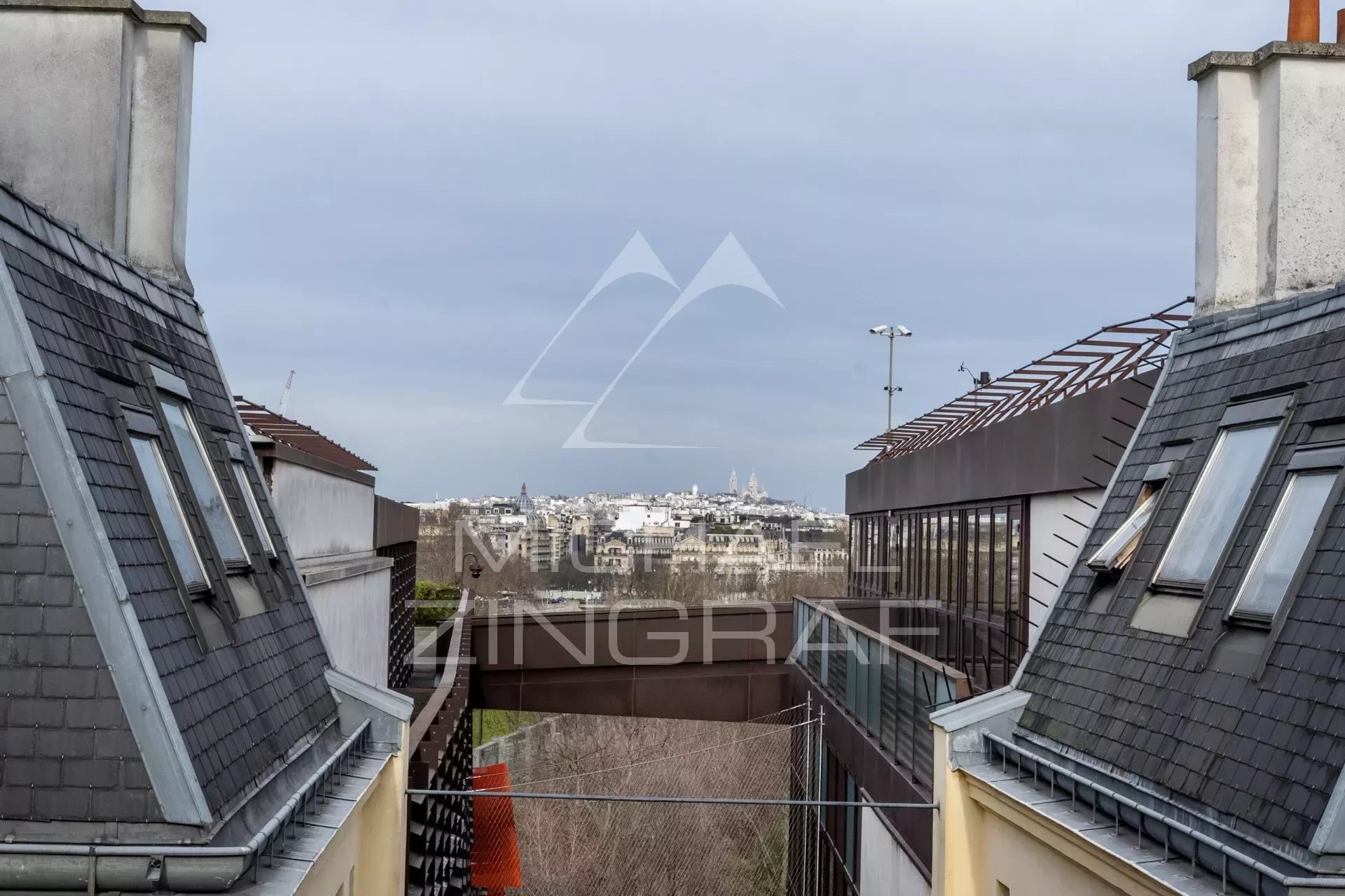 For sale - 3-suite apartment - Top floor - Eiffel Tower view