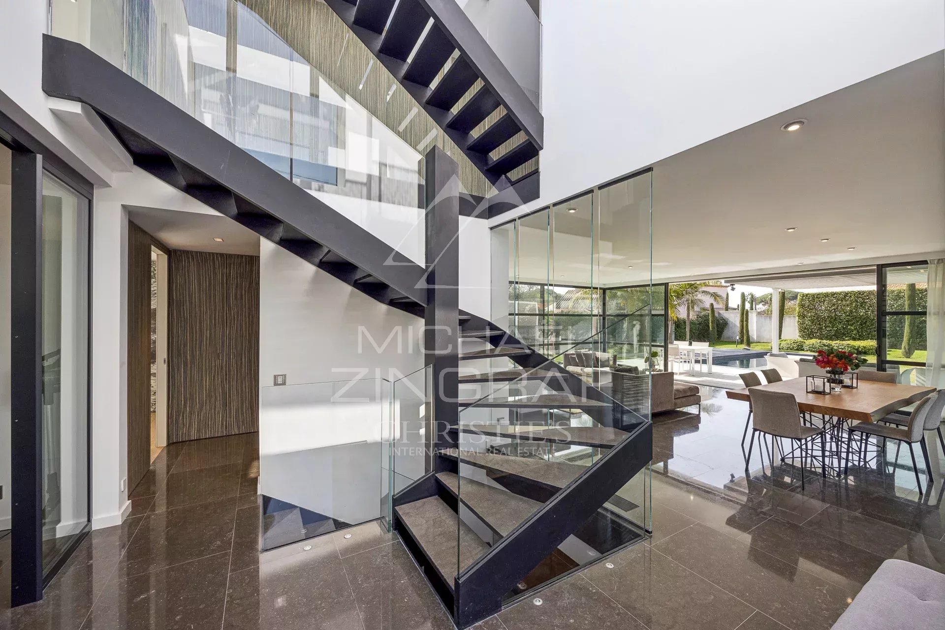 Exclusivité Cap d’Antibes - Versant Ouest - Villa contemporaine d’exception à proximité immédiate des plages