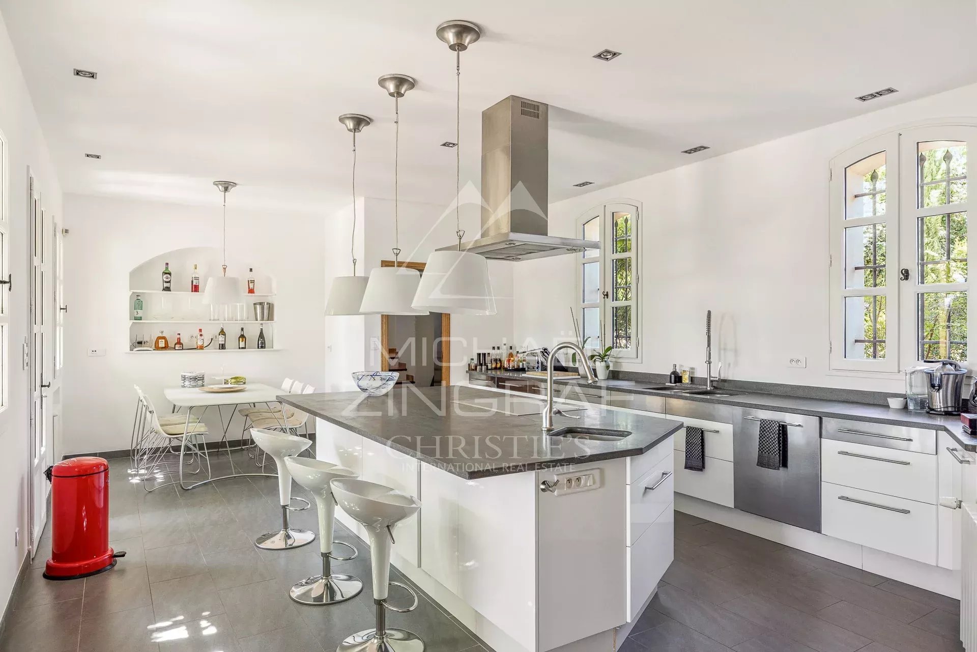 Magnifique propriété avec vue mer panoramique à pieds du village