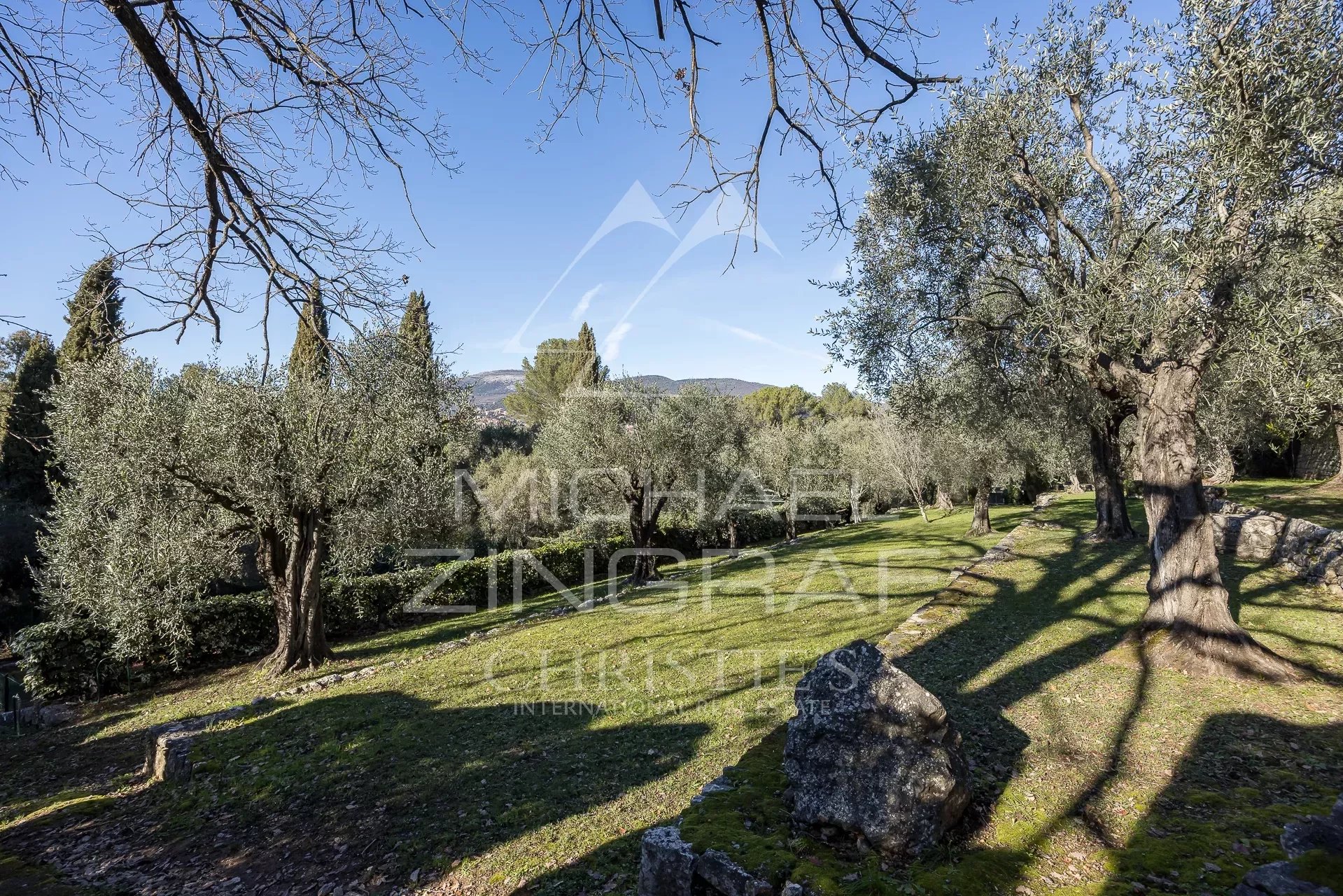Charming 1.6-hectare property with uninterrupted views