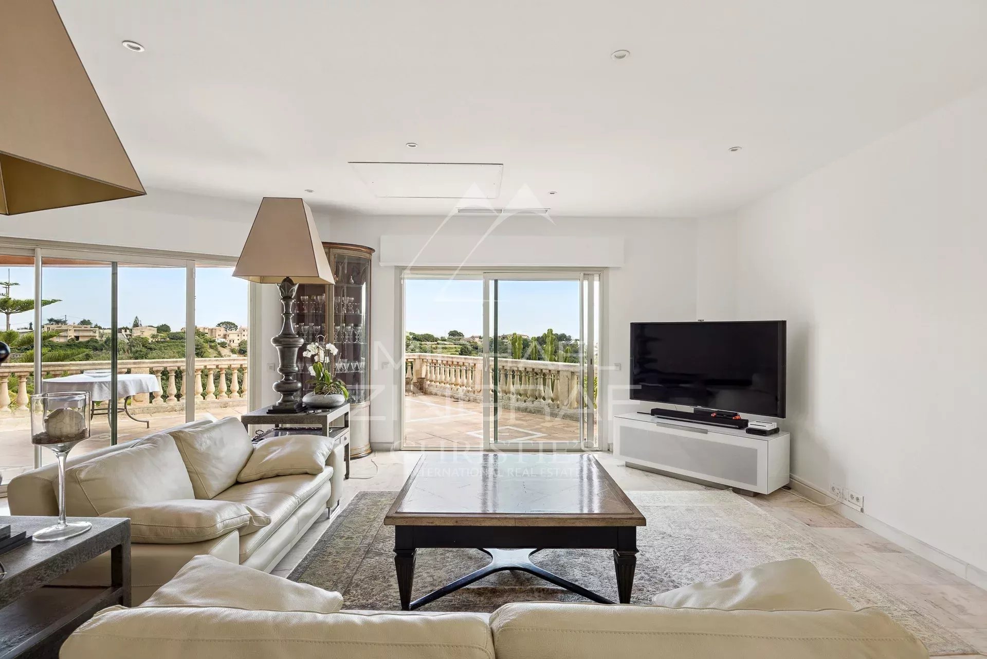 Propriété provençale moderne avec vue mer panoramique