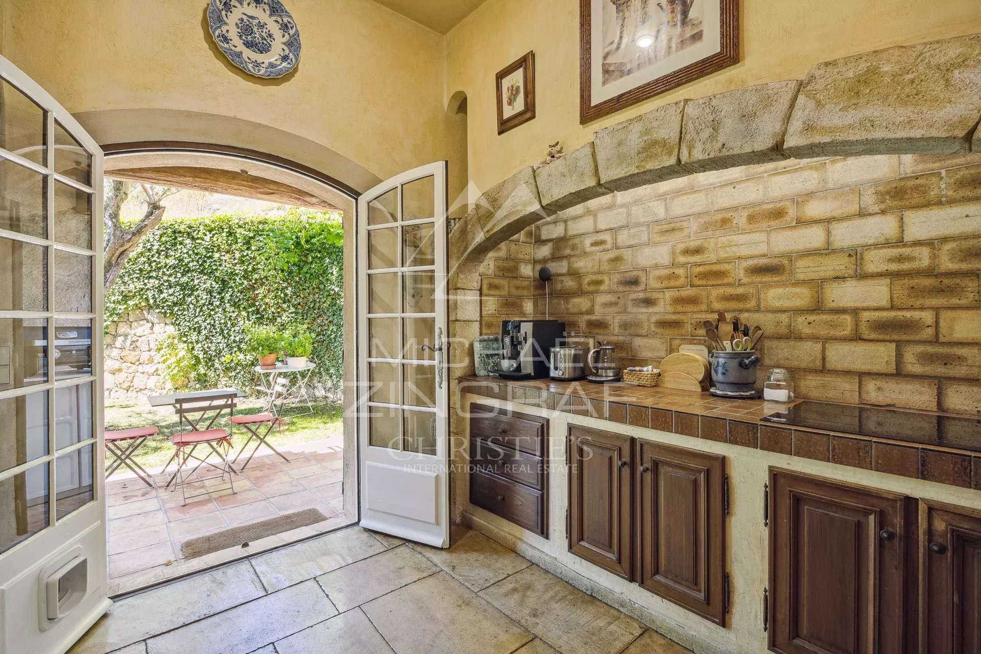 Charming villa with an open view and four suites