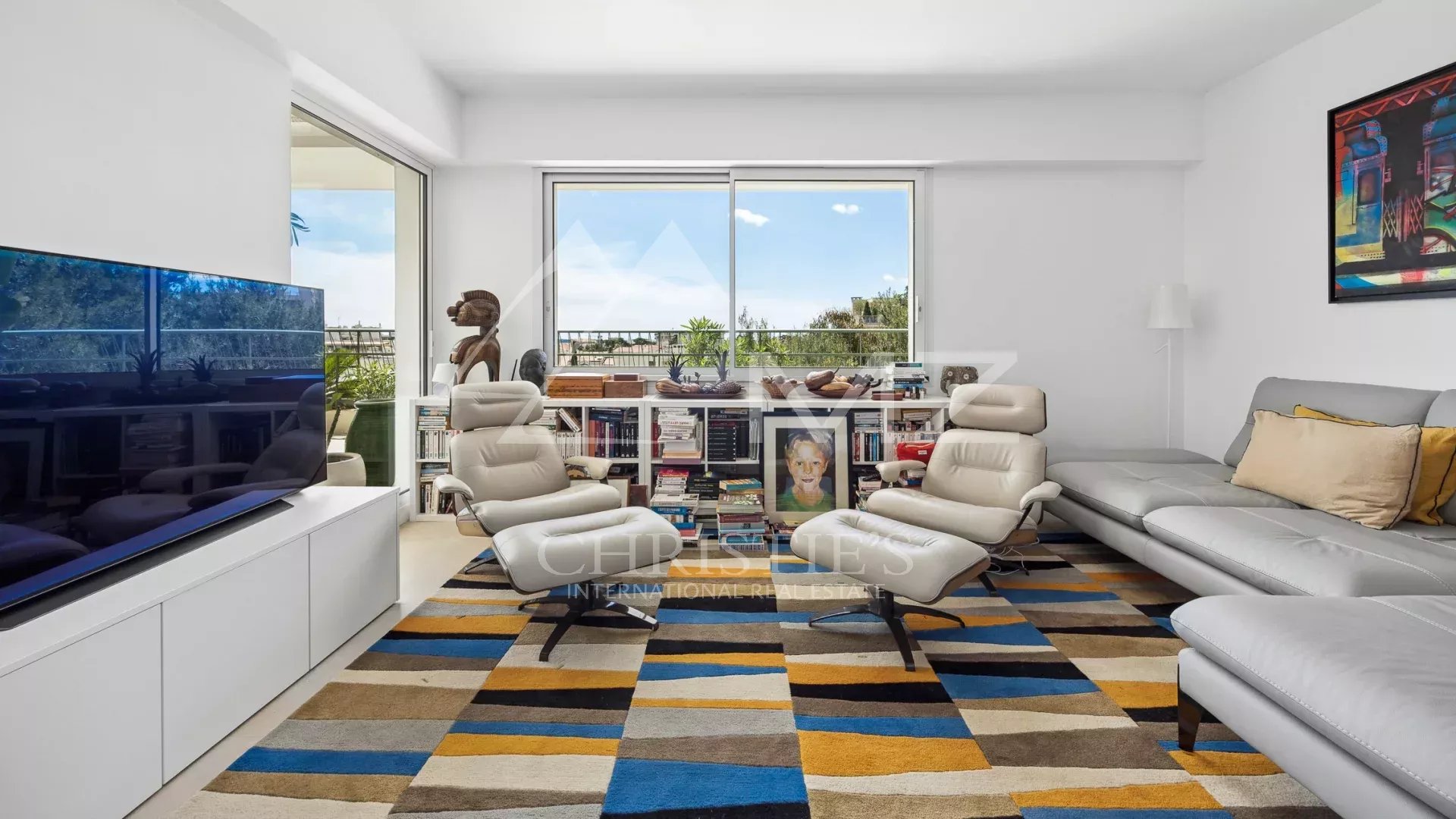 SOLE AGENT: 15 minutes walk from the city center, discover this exceptional roof villa