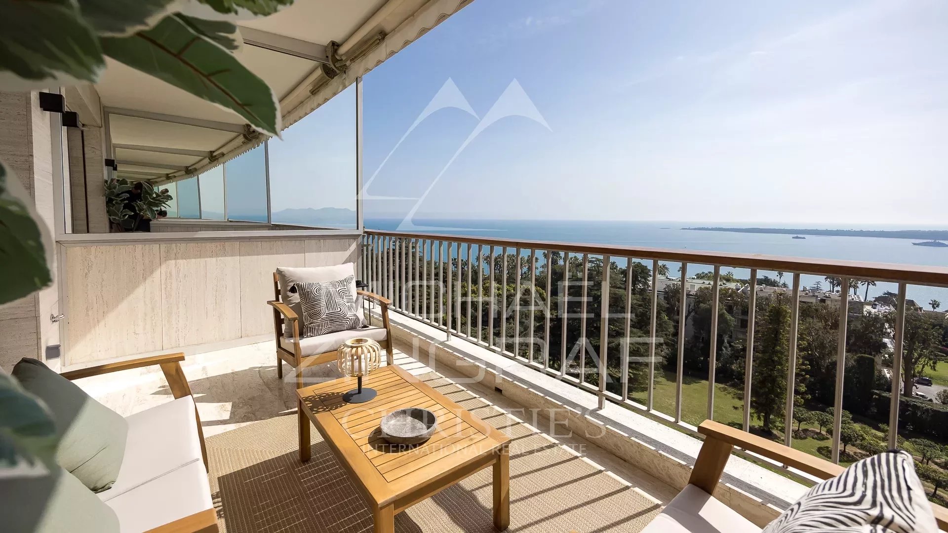 Magnificent apartment with exceptional sea view