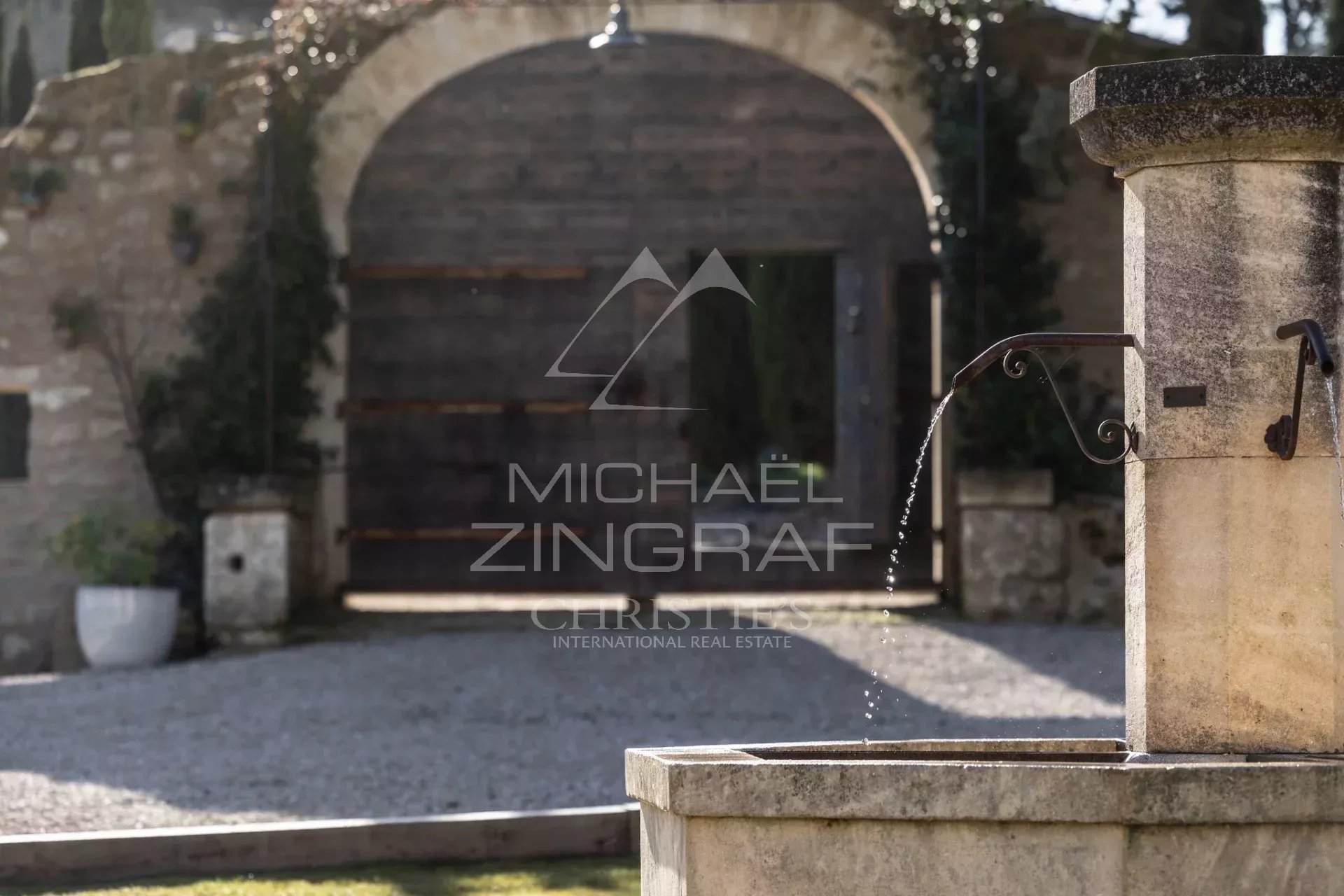 Außergewöhnliches, komplett renoviertes Landhaus auf einem 2,6 ha großen Grundstück mit Swimmingpool.