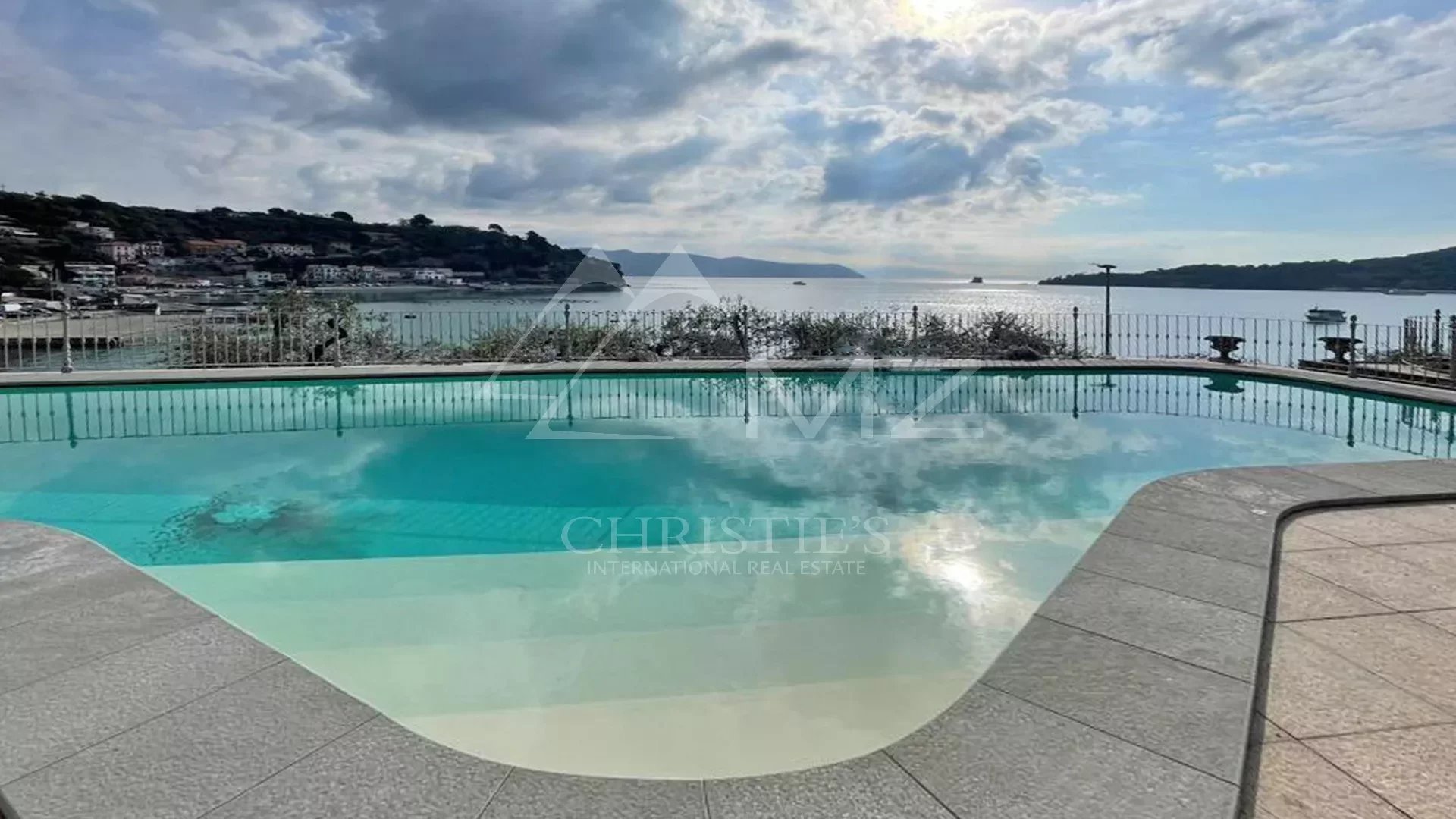 Prestigious historic villa with outbuildings, swimming pool and parking spaces, on the water in Portovenere