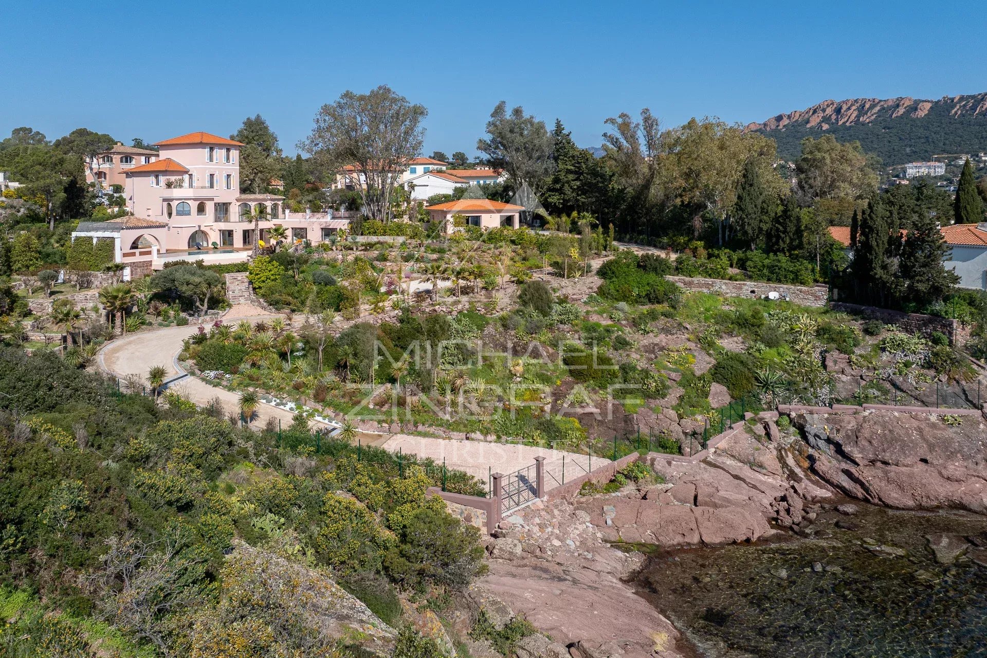 Propriété d’exception pieds dans l’eau – entre Cannes et St Tropez- Agay Saint Raphaël